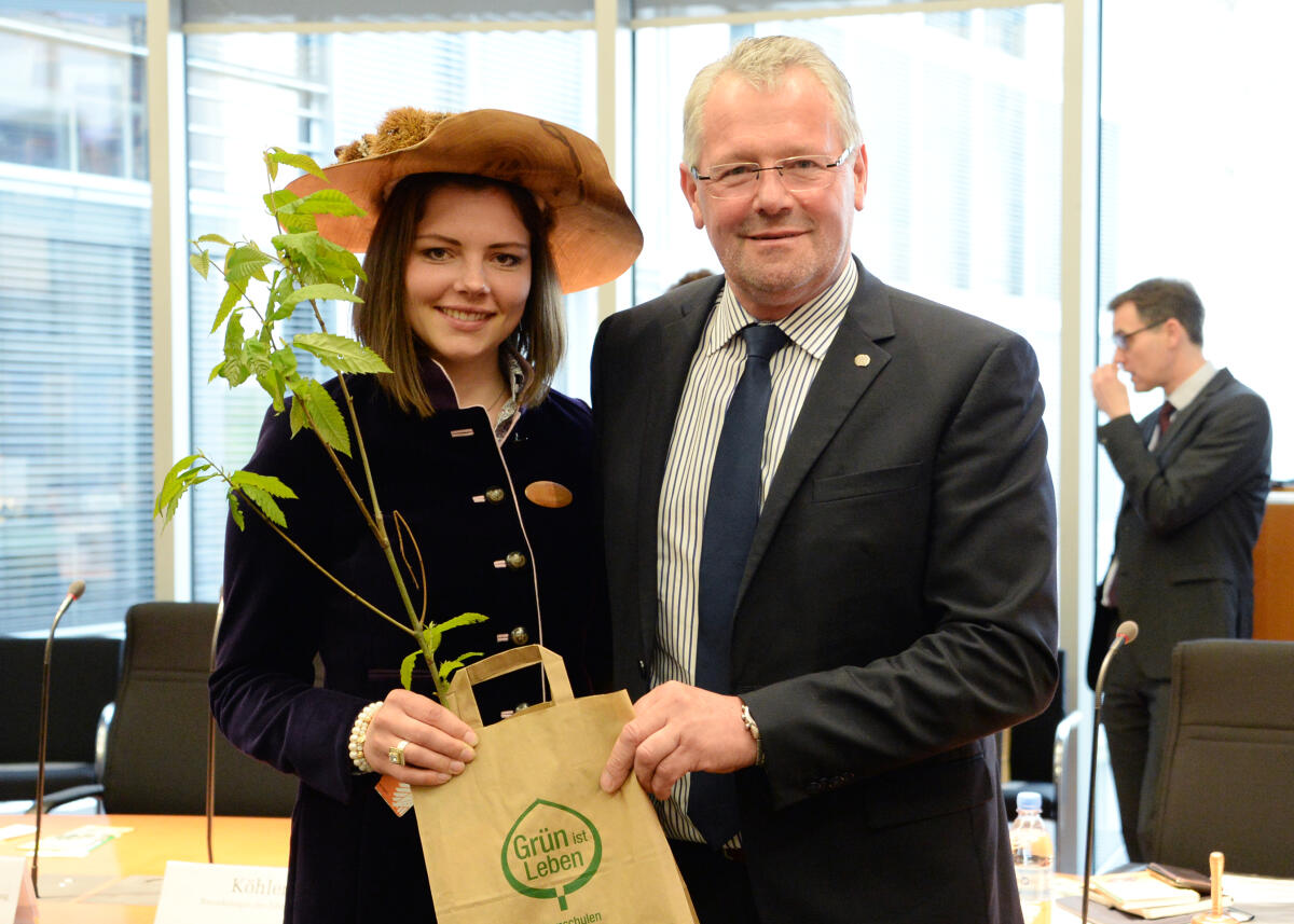 Alois Gerig, CDU/CSU, Vorsitzender des Ausschusses des Deutschen Bundestages für Ernährung und Landwirtschaft, nimmt von der Baumkönigin des Jahres 2018, Anne Köhler, den Baum des Jahres entgegen. Gerig, Alois; Köhler, Anne Alois Gerig, CDU/CSU, Vorsitzender des Ausschusses des Deutschen Bundestages für Ernährung und Landwirtschaft, nimmt von der Baumkönigin des Jahres 2018, Anne Köhler, den Baum des Jahres entgegen.