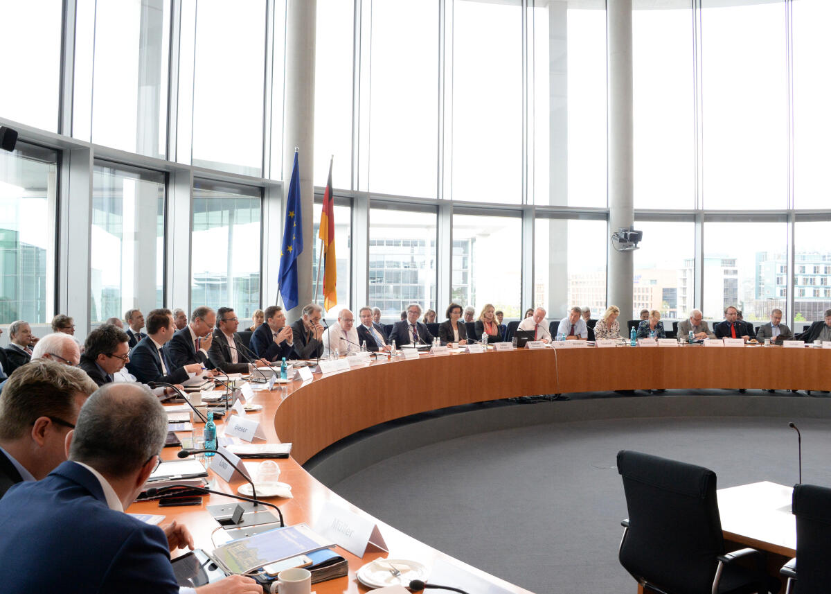 Peter Altmaier, CDU/CSU, Bundesminister für Wirtschaft und Energie, ist zu Gast beim Ausschuss des Deutschen Bundestages für Wirtschaft und Energie. Klaus Ernst, DIE LINKE, Vorsitzender des Ausschusses, leitet die Sitzung.; Übersicht. Peter Altmaier, CDU/CSU, Bundesminister für Wirtschaft und Energie, ist zu Gast beim Ausschuss des Deutschen Bundestages für Wirtschaft und Energie. Klaus Ernst, DIE LINKE, Vorsitzender des Ausschusses, leitet die Sitzung.; Übersicht.