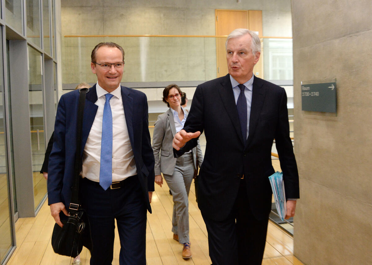 Michel Barnier, (re), Chefunterhändler der Europäischen Kommission für den Brexit, ist zu Gast beim Ausschuss des Deutschen Bundestages für die Angelegenheiten der Europäischen Union. Gunther Krichbaum, (li), CDU/CSU, Vorsitzender des Ausschusses, leitet die Sitzung. Krichbaum, Gunther; Barnier, Michel Michel Barnier, (re), Chefunterhändler der Europäischen Kommission für den Brexit, ist zu Gast beim Ausschuss des Deutschen Bundestages für die Angelegenheiten der Europäischen Union. Gunther Krichbaum, (li), CDU/CSU, Vorsitzender des Ausschusses, leitet die Sitzung.