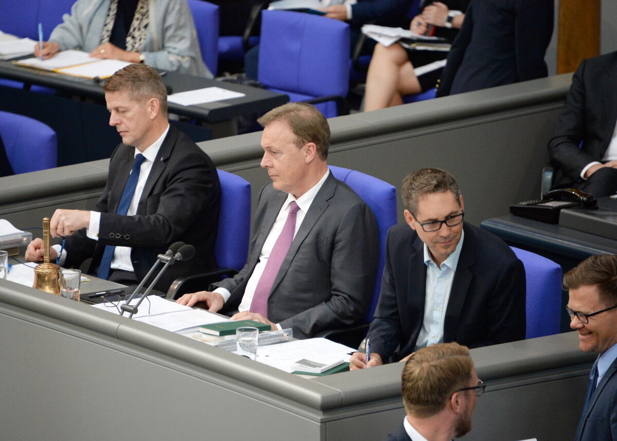 Schriftführer: Karsten Hilse, (li), AfD, Michael Schrodi, (re), SPD, Vorsitz: Bundestagsvizepräsident Thomas Oppermann, SPD. 26. Sitzung. Hilse, Karsten; Oppermann, Thomas; Schrodi, Michael Schriftführer: Karsten Hilse, (li), AfD, Michael Schrodi, (re), SPD, Vorsitz: Bundestagsvizepräsident Thomas Oppermann, SPD. 26. Sitzung.