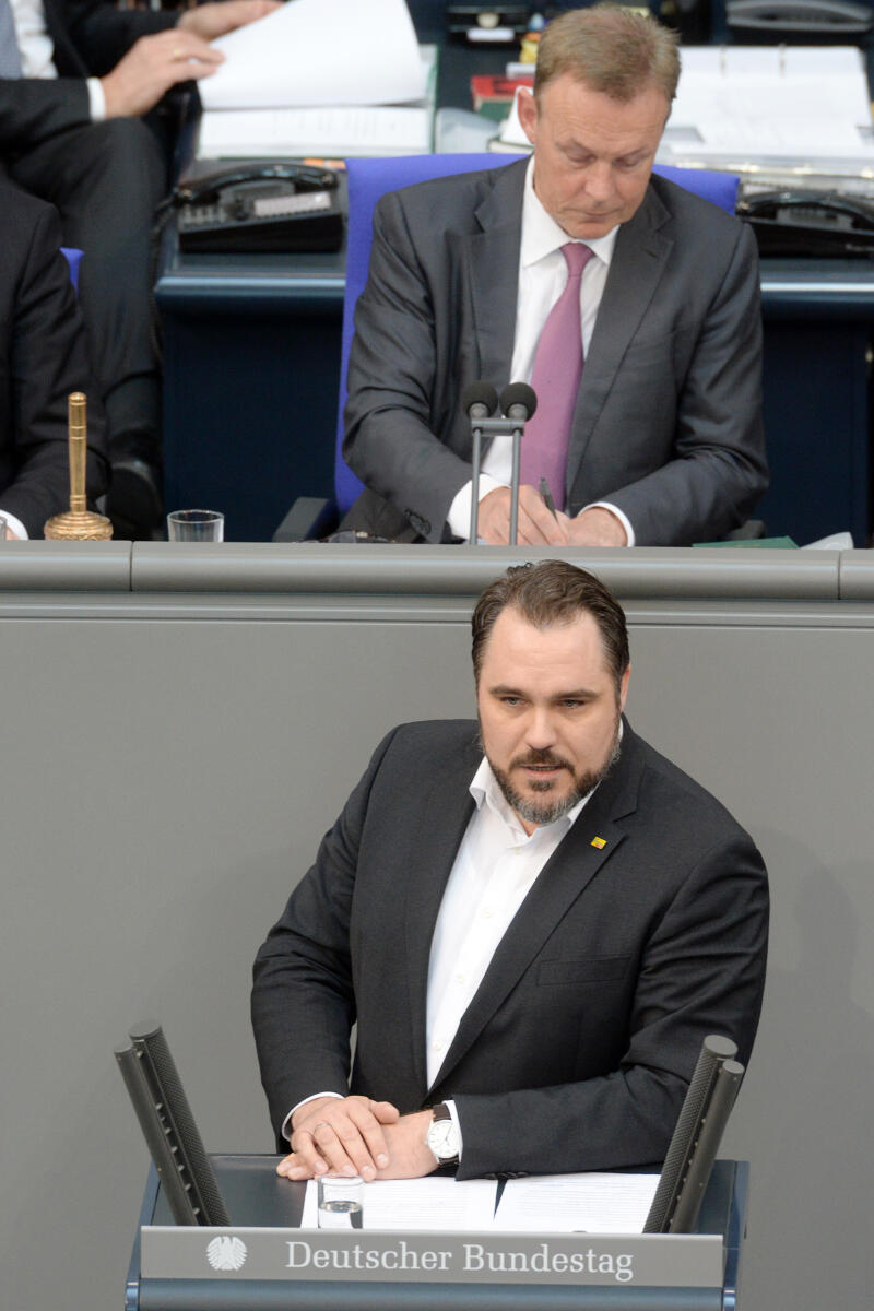 Föst, Daniel; Oppermann, Thomas Daniel Föst, FDP, Bundestagsabgeordneter, Abgeordneter, Mitglied Deutscher Bundestag, MdB, Rede, 26. Sitzung, Top 6, Thema: Wohnungsbau, Vorsitz: Bundestagsvizepräsident Thomas Oppermann, SPD.; Rednerpult.