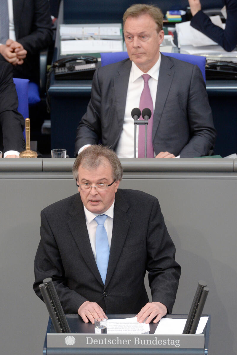 Hemmelgarn, Udo; Oppermann, Thomas Udo Hemmelgarn, AfD, Bundestagsabgeordneter, Abgeordneter, Mitglied Deutscher Bundestag, MdB, Rede, 26. Sitzung, Top 6, Thema: Wohnungsbau, Vorsitz: Bundestagsvizepräsident Thomas Oppermann, SPD.; Rednerpult.