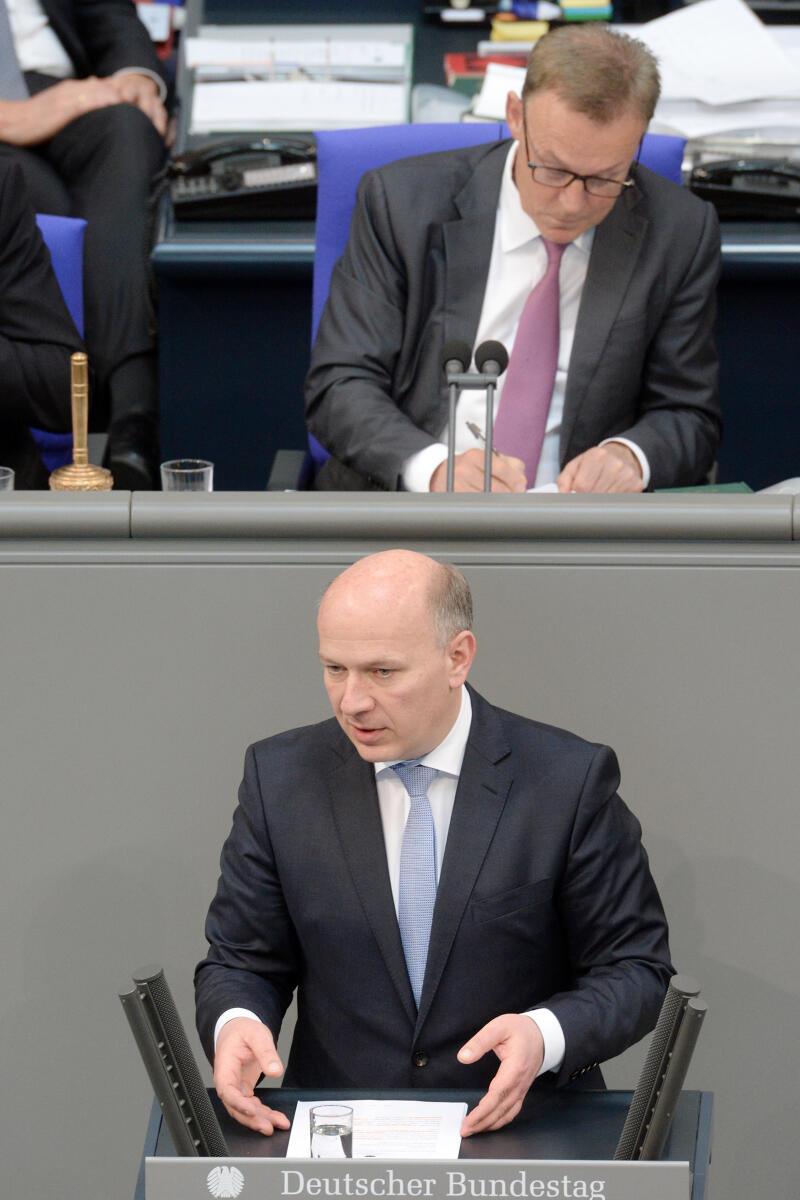 Wegner, Kai; Oppermann, Thomas Kai Wegner, CDU/CSU, Bundestagsabgeordneter, Abgeordneter, Mitglied Deutscher Bundestag, MdB, Rede, 26. Sitzung, Top 6, Thema: Wohnungsbau, Vorsitz: Bundestagsvizepräsident Thomas Oppermann, SPD.; Rednerpult.
