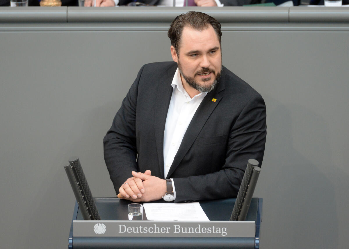Föst, Daniel Daniel Föst, FDP, Bundestagsabgeordneter, Abgeordneter, Mitglied Deutscher Bundestag, MdB, Rede, 26. Sitzung, Top 6, Thema: Wohnungsbau.; Rednerpult.