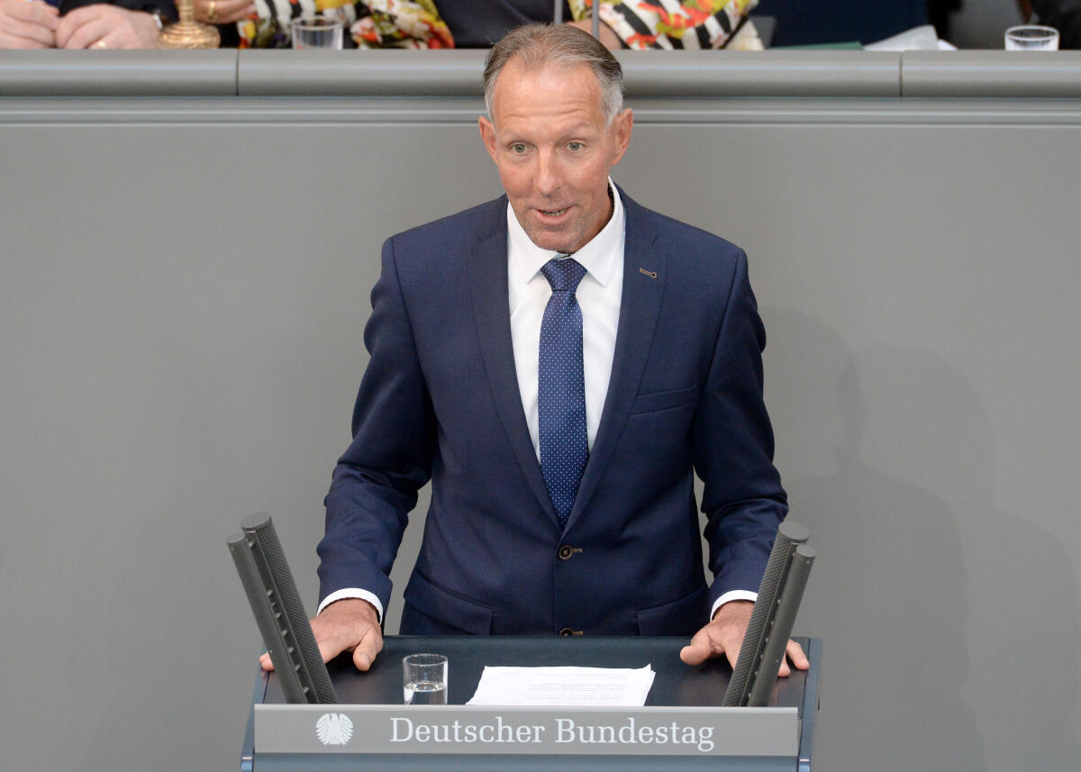 Lehmann, Jens Jens Lehmann, CDU/CSU, Bundestagsabgeordneter, Abgeordneter, Mitglied Deutscher Bundestag, MdB, Rede, 26. Sitzung, Top 5, Thema: Jahresberichte 2016 und 2017 des Wehrbeauftragten.; Rednerpult.