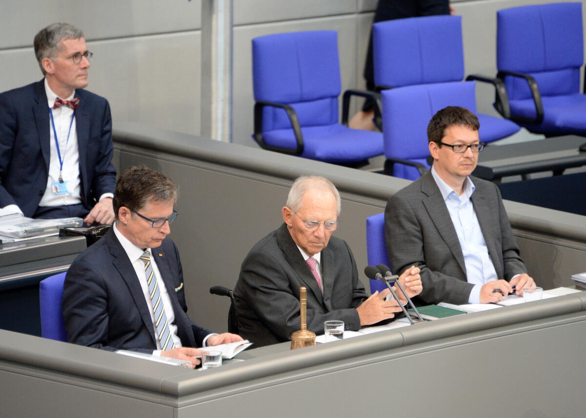 Schäuble, Wolfgang; Koeppen, Jens; Wagner, Andreas Schriftführer: Jens Koeppen, (li), CDU/CSU, Andreas wagner, (re), DIE LINKE, Vorsitz: Bundestagspräsident Dr. Wolfgang Schäuble, CDU/CSU. 26. Sitzung Deutscher Bundestag.