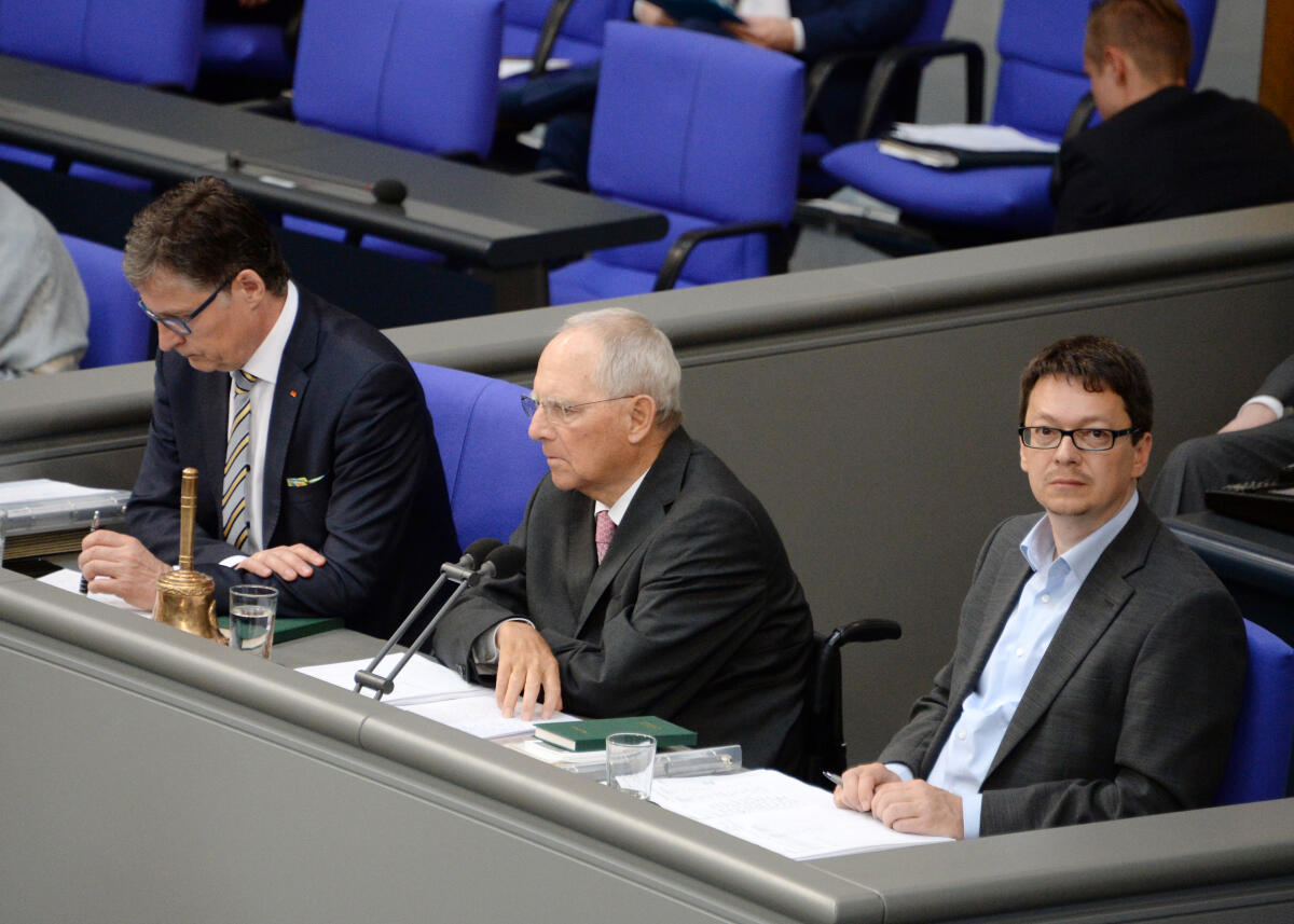 Schäuble, Wolfgang; Koeppen, Jens; Wagner, Andreas Schriftführer: Jens Koeppen, (li), CDU/CSU, Andreas wagner, (re), DIE LINKE, Vorsitz: Bundestagspräsident Dr. Wolfgang Schäuble, CDU/CSU. 26. Sitzung Deutscher Bundestag.