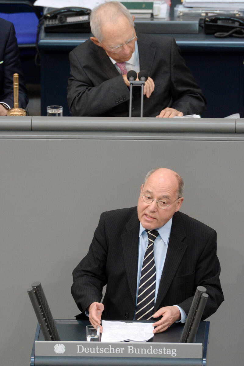 Gysi, Gregor; Schäuble, Wolfgang Dr. Gregor Gysi, DIE LINKE, Bundestagsabgeordneter, Abgeordneter, Mitglied Deutscher Bundestag, MdB, Rede, 26. Sitzung, Top 3, Thema: Jahresabrüstungsbericht 2017, Vorsitz: Bundestagspräsident Dr. Wolfgang Schäuble, CDU/CSU.; Rednerpult.