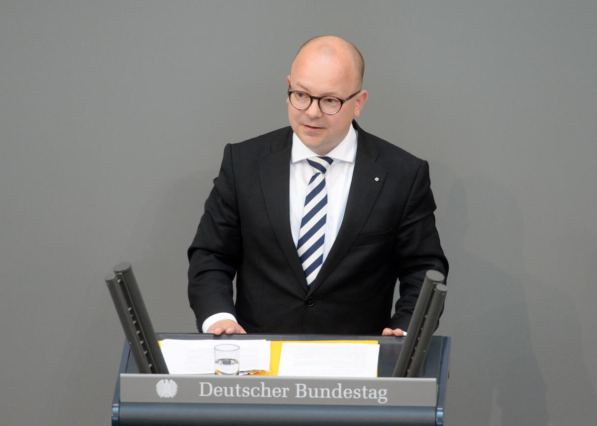 Frank Müller-Rosentritt, FDP, Bundestagsabgeordneter, Abgeordneter, Mitglied Deutscher Bundestag, MdB, Rede, 26. Sitzung, Top 3, Thema: Jahresabrüstungsbericht 2017.; Rednerpult. Müller-Rosentritt, Frank Frank Müller-Rosentritt, FDP, Bundestagsabgeordneter, Abgeordneter, Mitglied Deutscher Bundestag, MdB, Rede, 26. Sitzung, Top 3, Thema: Jahresabrüstungsbericht 2017.; Rednerpult.