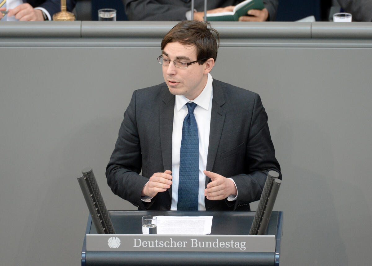 Friesen, Anton Dr. Anton Friesen, AfD, Bundestagsabgeordneter, Abgeordneter, Mitglied Deutscher Bundestag, MdB, Rede, 26. Sitzung, Top 3, Thema: Jahresabrüstungsbericht 2017.; Rednerpult.