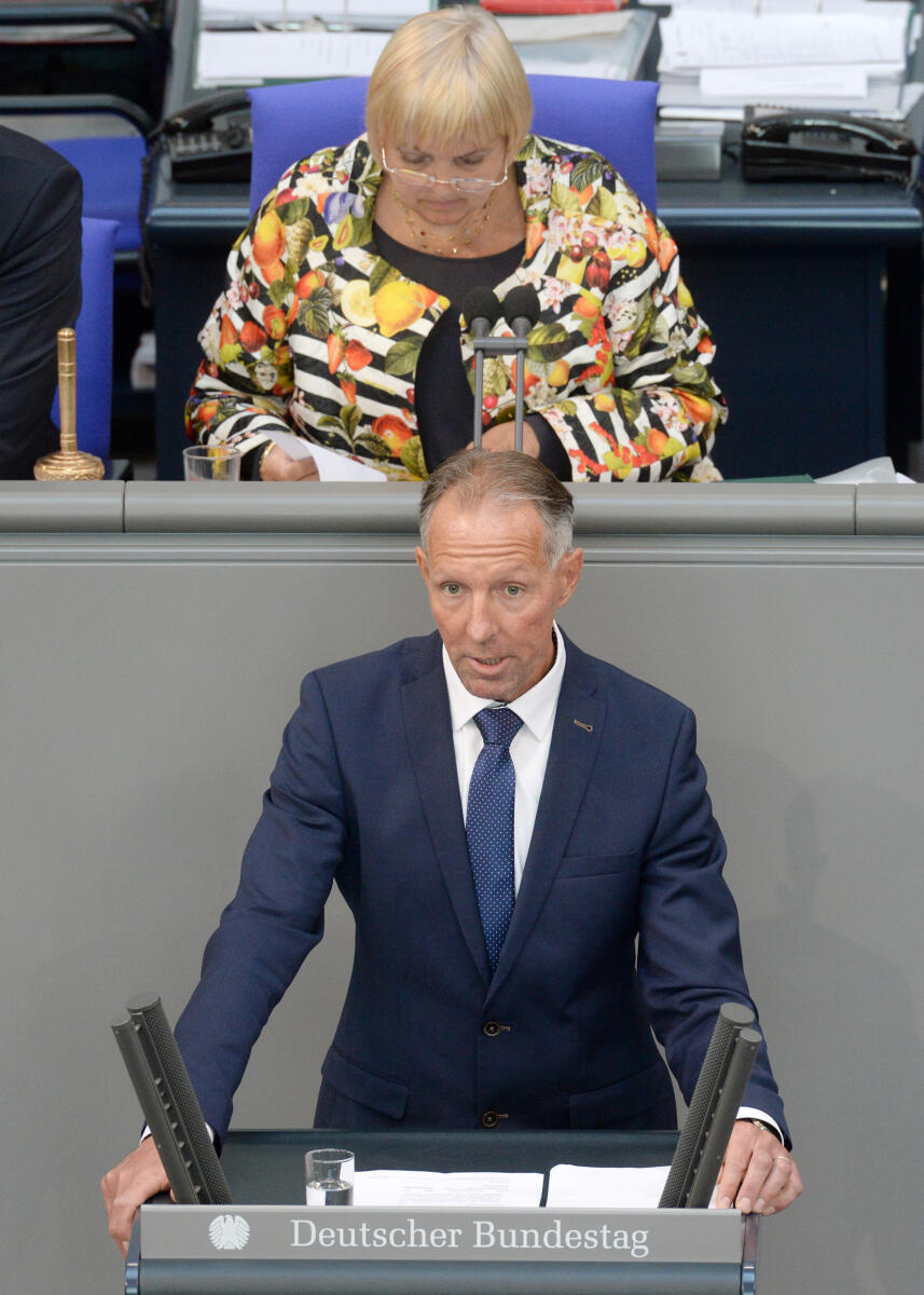 Lehmann, Jens; Roth, Claudia Jens Lehmann, CDU/CSU, Bundestagsabgeordneter, Abgeordneter, Mitglied Deutscher Bundestag, MdB, Rede, 26. Sitzung, Top 5, Thema: Jahresberichte 2016 und 2017 des Wehrbeauftragten, Vorsitz: Bundestagsvizepräsidentin Claudia Roth, Bündnis 90/Die Grünen.; Rednerpult.