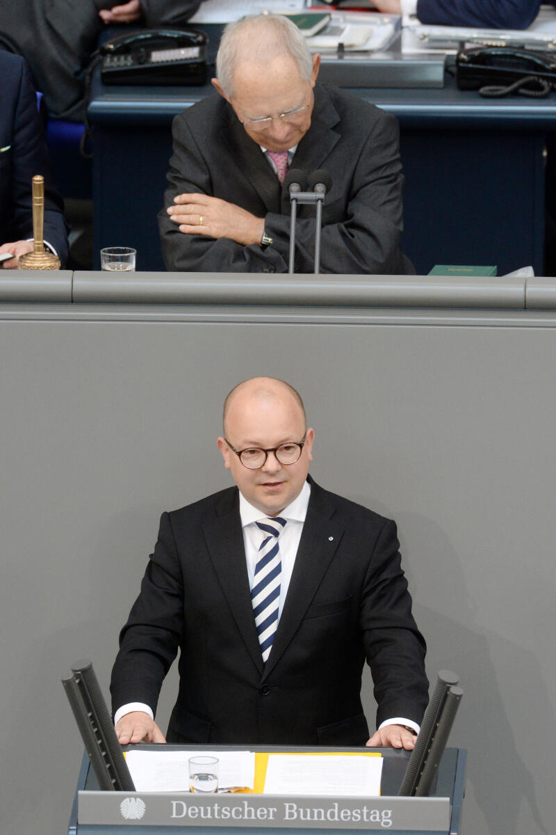Müller-Rosentritt, Frank; Schäuble, Wolfgang Frank Müller-Rosentritt, FDP, Bundestagsabgeordneter, Abgeordneter, Mitglied Deutscher Bundestag, MdB, Rede, 26. Sitzung, Top 3, Thema: Jahresabrüstungsbericht 2017, Vorsitz: Bundestagspräsident Dr. Wolfgang Schäuble, CDU/CSU.; Rednerpult.