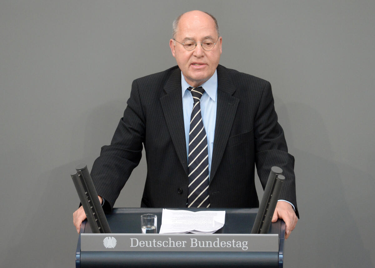 Gysi, Gregor Dr. Gregor Gysi, DIE LINKE, Bundestagsabgeordneter, Abgeordneter, Mitglied Deutscher Bundestag, MdB, Rede, 26. Sitzung, Top 3, Thema: Jahresabrüstungsbericht 2017.; Rednerpult.