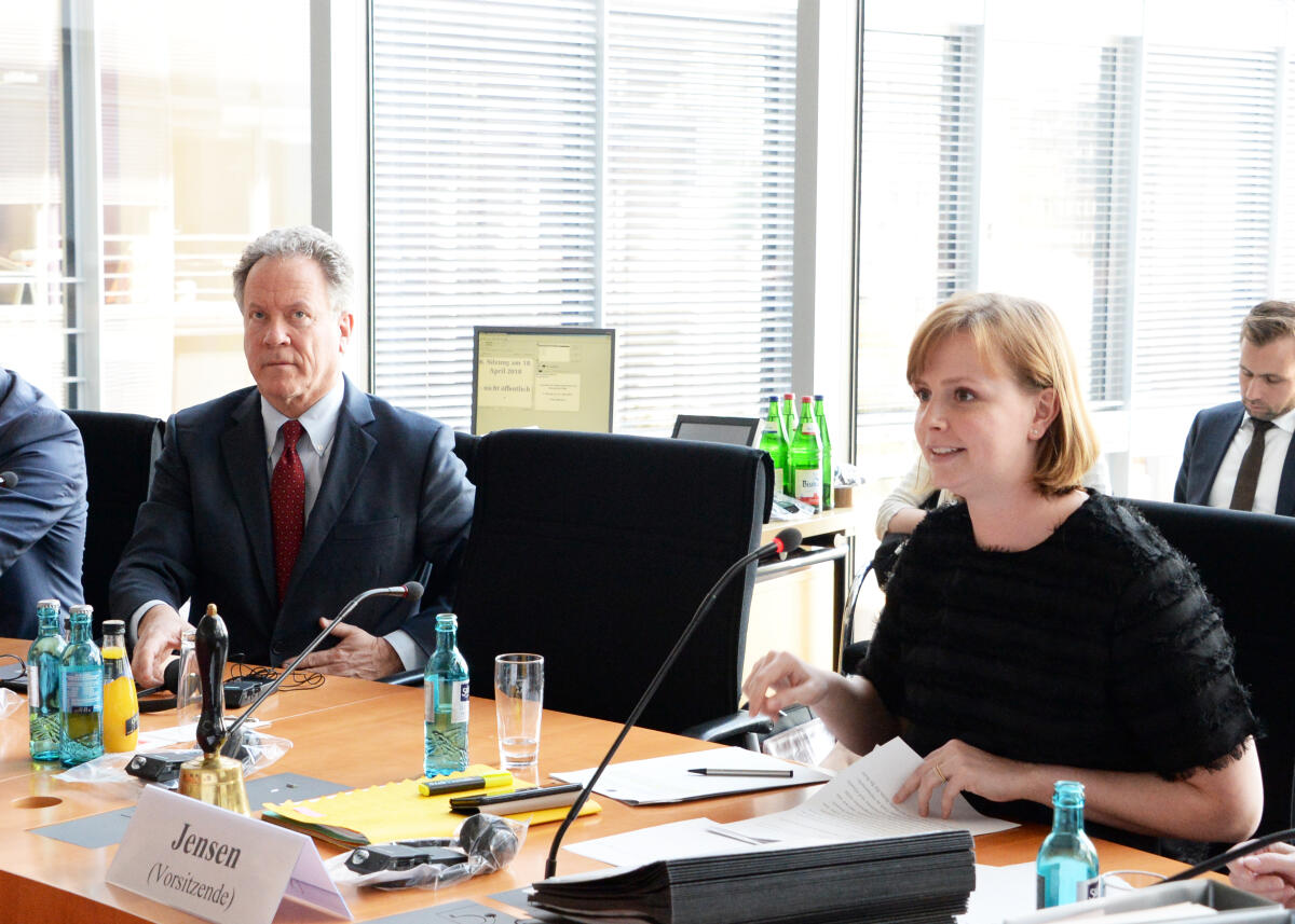 David Beasley, World Food Programm-Exekutivdirektor, ist zu Gast beim Ausschuss des Deutschen Bundestages für Menschenrechte und humanitäre Hilfe. Gyde Jensen, FDP, Vorsitzende des Ausschusses, leitet die Sitzung. Jensen, Gyde; Beasley, David David Beasley, World Food Programm-Exekutivdirektor, ist zu Gast beim Ausschuss des Deutschen Bundestages für Menschenrechte und humanitäre Hilfe. Gyde Jensen, FDP, Vorsitzende des Ausschusses, leitet die Sitzung.