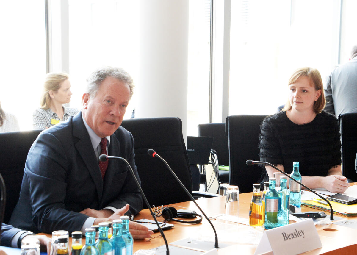 David Beasley, World Food Programm-Exekutivdirektor, ist zu Gast beim Ausschuss des Deutschen Bundestages für Menschenrechte und humanitäre Hilfe. Gyde Jensen, FDP, Vorsitzende des Ausschusses, leitet die Sitzung. Jensen, Gyde; Beasley, David David Beasley, World Food Programm-Exekutivdirektor, ist zu Gast beim Ausschuss des Deutschen Bundestages für Menschenrechte und humanitäre Hilfe. Gyde Jensen, FDP, Vorsitzende des Ausschusses, leitet die Sitzung.