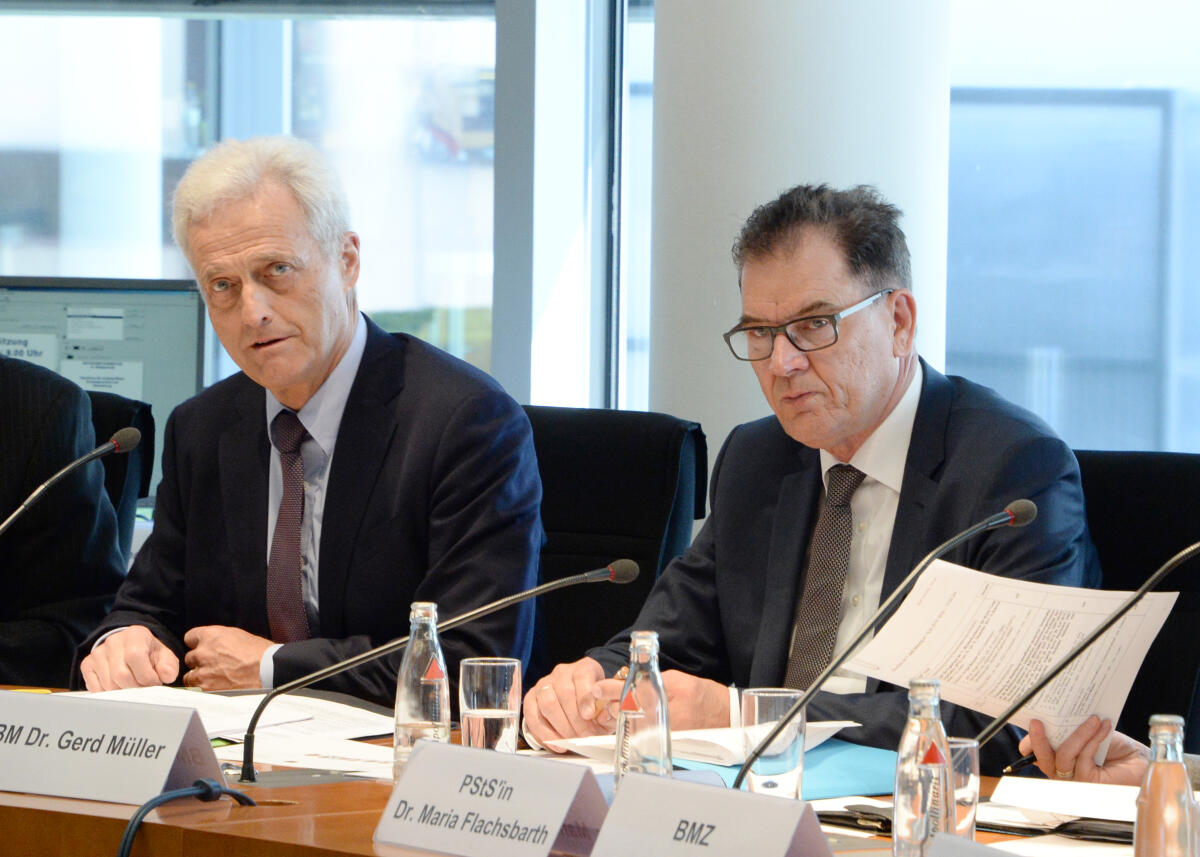 Dr. Gerd Müller, (re), CDU/CSU, Bundesminister für wirtschaftliche Zusammenarbeit und Entwicklung, ist zu Gast beim gleichnamigen Ausschuss des Deutschen Bundestages. Dr. Peter Ramsauer, (li), CDU/CSU, Vorsitzender des Ausschusses, leitet die Sitzung. Ramsauer, Peter; Müller, Gerd Dr. Gerd Müller, (re), CDU/CSU, Bundesminister für wirtschaftliche Zusammenarbeit und Entwicklung, ist zu Gast beim gleichnamigen Ausschuss des Deutschen Bundestages. Dr. Peter Ramsauer, (li), CDU/CSU, Vorsitzender des Ausschusses, leitet die Sitzung.