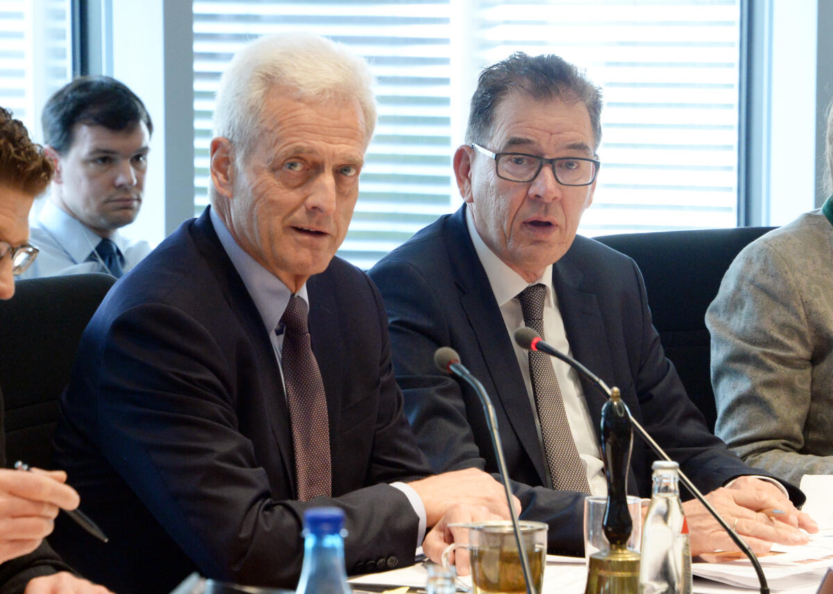 Dr. Gerd Müller, (re), CDU/CSU, Bundesminister für wirtschaftliche Zusammenarbeit und Entwicklung, ist zu Gast beim gleichnamigen Ausschuss des Deutschen Bundestages. Dr. Peter Ramsauer, (li), CDU/CSU, Vorsitzender des Ausschusses, leitet die Sitzung. Ramsauer, Peter; Müller, Gerd Dr. Gerd Müller, (re), CDU/CSU, Bundesminister für wirtschaftliche Zusammenarbeit und Entwicklung, ist zu Gast beim gleichnamigen Ausschuss des Deutschen Bundestages. Dr. Peter Ramsauer, (li), CDU/CSU, Vorsitzender des Ausschusses, leitet die Sitzung.