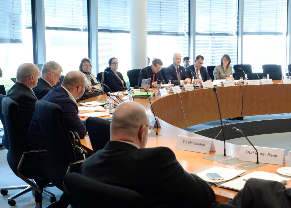 Dr. Gerd Müller, CDU/CSU, Bundesminister für wirtschaftliche Zusammenarbeit und Entwicklung, ist zu Gast beim gleichnamigen Ausschuss des Deutschen Bundestages. Dr. Peter Ramsauer, CDU/CSU, Vorsitzender des Ausschusses, leitet die Sitzung.; Übersicht. Dr. Gerd Müller, CDU/CSU, Bundesminister für wirtschaftliche Zusammenarbeit und Entwicklung, ist zu Gast beim gleichnamigen Ausschuss des Deutschen Bundestages. Dr. Peter Ramsauer, CDU/CSU, Vorsitzender des Ausschusses, leitet die Sitzung.; Übersicht.