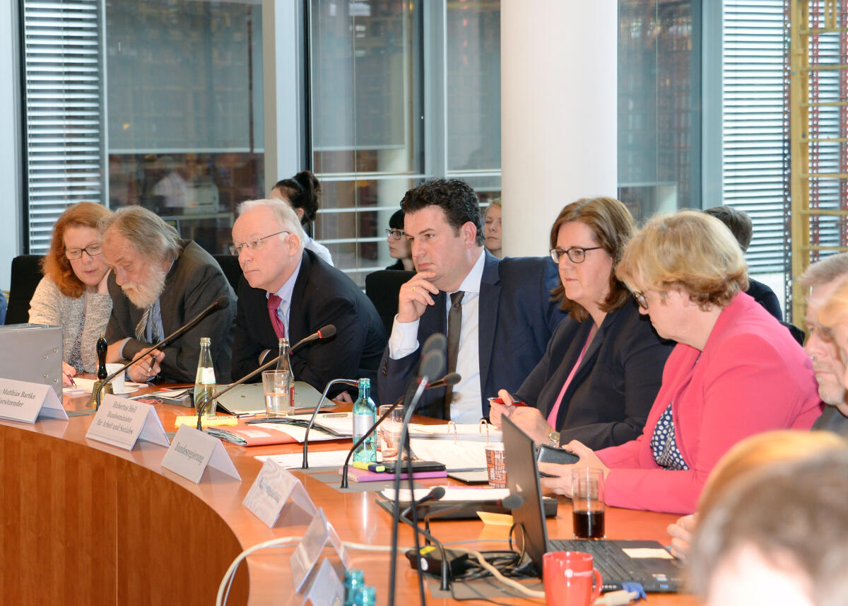 Hubertus Heil, (3.v.re), SPD, Bundesminister für Arbeit und Soziales, ist zu Gast beim gleichnamigen Ausschuss des Deutschen Bundestages. Dr. Matthias Bartke, (3.v.li), SPD, Vorsitzender des Ausschusses, leitet die Sitzung. 2.v. rechts im Bild: Kerstin Griese, SPD, Parlamentarische Staatssekretärin. Bartke, Matthias; Heil, Hubertus; Griese, Kerstin Hubertus Heil, (3.v.re), SPD, Bundesminister für Arbeit und Soziales, ist zu Gast beim gleichnamigen Ausschuss des Deutschen Bundestages. Dr. Matthias Bartke, (3.v.li), SPD, Vorsitzender des Ausschusses, leitet die Sitzung. 2.v. rechts im Bild: Kerstin Griese, SPD, Parlamentarische Staatssekretärin.