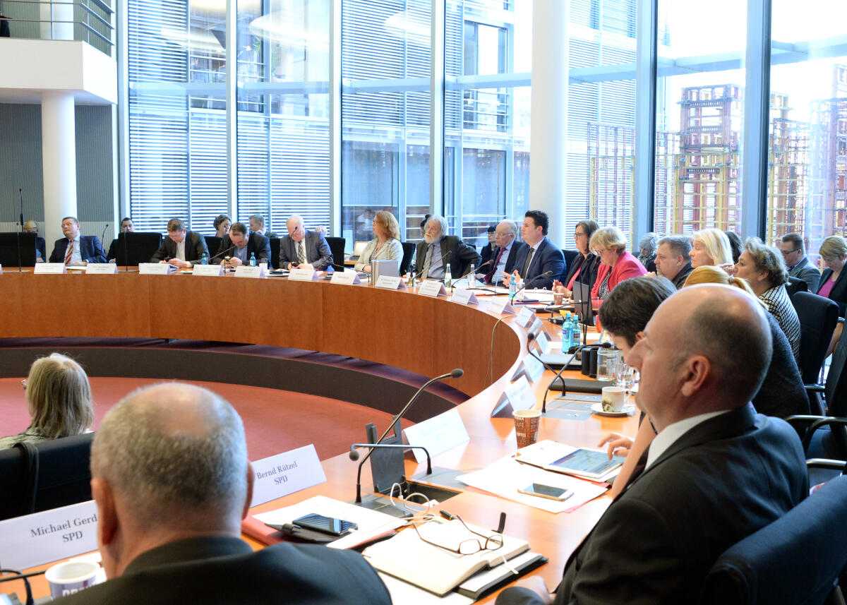Hubertus Heil, SPD, Bundesminister für Arbeit und Soziales, ist zu Gast beim gleichnamigen Ausschuss des Deutschen Bundestages. Dr. Matthias Bartke, SPD, Vorsitzender des Ausschusses, leitet die Sitzung.; Übersicht. Hubertus Heil, SPD, Bundesminister für Arbeit und Soziales, ist zu Gast beim gleichnamigen Ausschuss des Deutschen Bundestages. Dr. Matthias Bartke, SPD, Vorsitzender des Ausschusses, leitet die Sitzung.; Übersicht.