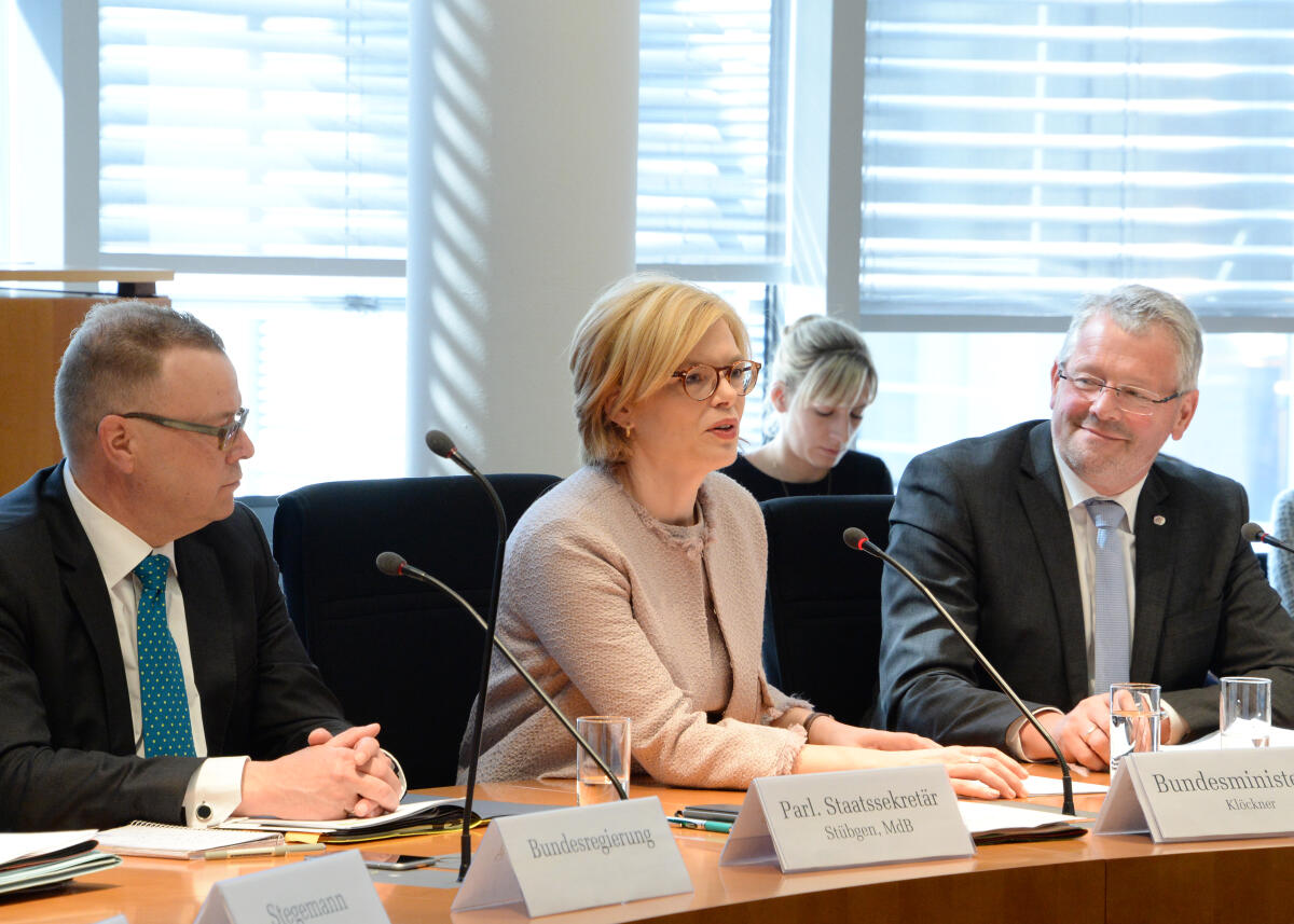 Julia Klöckner, CDU/CSU, Bundesministerin für Ernährung und Landwirtschaft, ist zu Gast beim gleichnamigen Ausschuss des Deutschen Bundestages. Alois Gerig, (re), CDU/CSU, Vorsitzender des Ausschusses, leitet die Sitzung. Links im Bild: Michael Stübgen, CDU/CSU. Gerig, Alois; Klöckner, Julia; Stübgen, Michael Julia Klöckner, CDU/CSU, Bundesministerin für Ernährung und Landwirtschaft, ist zu Gast beim gleichnamigen Ausschuss des Deutschen Bundestages. Alois Gerig, (re), CDU/CSU, Vorsitzender des Ausschusses, leitet die Sitzung. Links im Bild: Michael Stübgen, CDU/CSU.