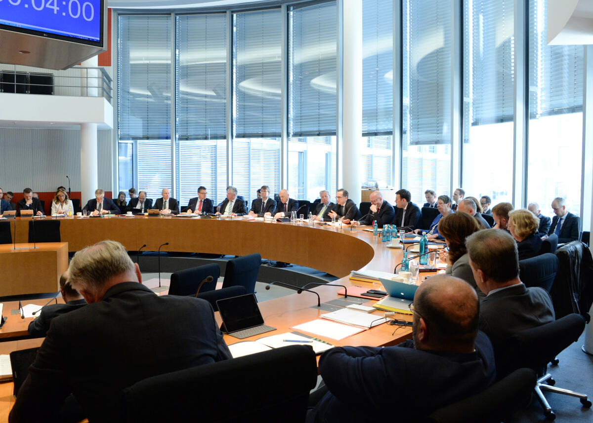 Der Bundesminister des Auswärtigen, Heiko Maas, SPD, ist zu Gast beim Auswärtigen Ausschuss des Deutschen Bundestages. Dr. Norbert Röttgen, CDU/CSU, Vorsitzender des Ausschusses, leitet die Sitzung.; Bundesaußenminister, Übersicht. Der Bundesminister des Auswärtigen, Heiko Maas, SPD, ist zu Gast beim Auswärtigen Ausschuss des Deutschen Bundestages. Dr. Norbert Röttgen, CDU/CSU, Vorsitzender des Ausschusses, leitet die Sitzung.; Bundesaußenminister, Übersicht.