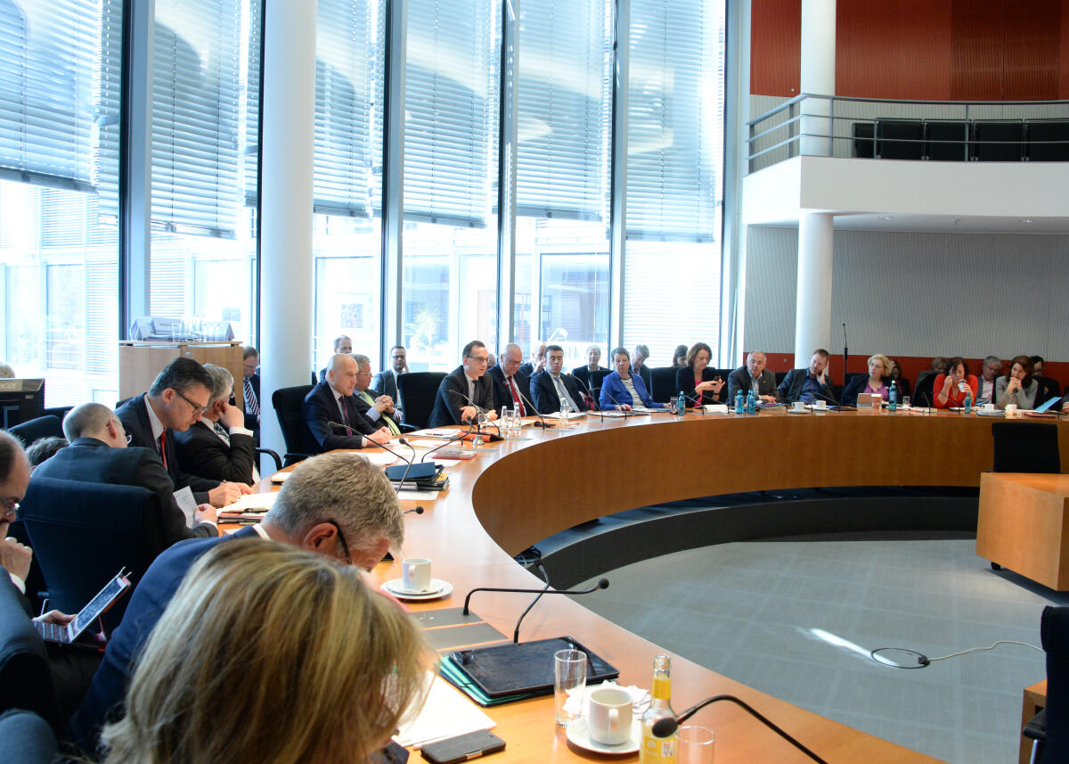 Der Bundesminister des Auswärtigen, Heiko Maas, SPD, ist zu Gast beim Auswärtigen Ausschuss des Deutschen Bundestages. Dr. Norbert Röttgen, CDU/CSU, Vorsitzender des Ausschusses, leitet die Sitzung.; Bundesaußenminister, Übersicht. Der Bundesminister des Auswärtigen, Heiko Maas, SPD, ist zu Gast beim Auswärtigen Ausschuss des Deutschen Bundestages. Dr. Norbert Röttgen, CDU/CSU, Vorsitzender des Ausschusses, leitet die Sitzung.; Bundesaußenminister, Übersicht.