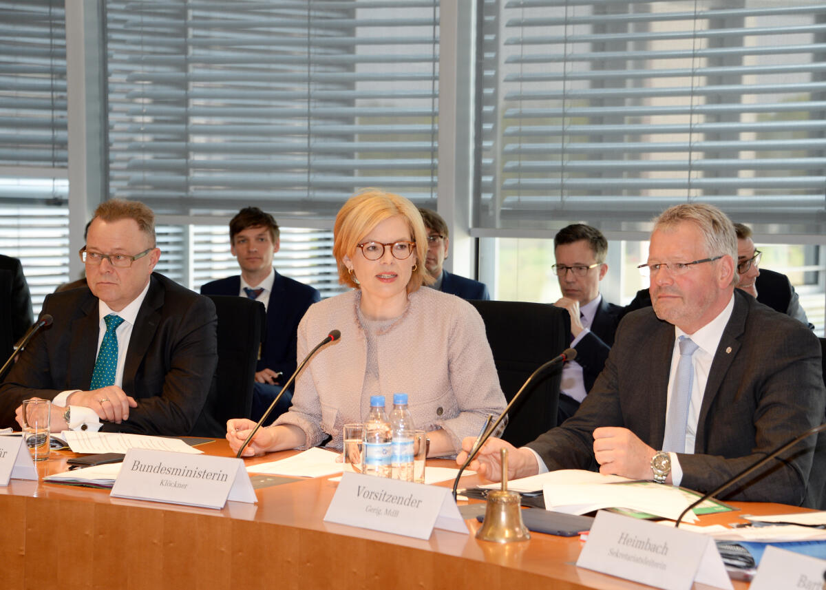Julia Klöckner, CDU/CSU, Bundesministerin für Ernährung und Landwirtschaft, ist zu Gast beim gleichnamigen Ausschuss des Deutschen Bundestages. Alois Gerig, (re), CDU/CSU, Vorsitzender des Ausschusses, leitet die Sitzung. Links im Bild: Michael Stübgen, CDU/CSU. Gerig, Alois; Klöckner, Julia; Stübgen, Michael Julia Klöckner, CDU/CSU, Bundesministerin für Ernährung und Landwirtschaft, ist zu Gast beim gleichnamigen Ausschuss des Deutschen Bundestages. Alois Gerig, (re), CDU/CSU, Vorsitzender des Ausschusses, leitet die Sitzung. Links im Bild: Michael Stübgen, CDU/CSU.