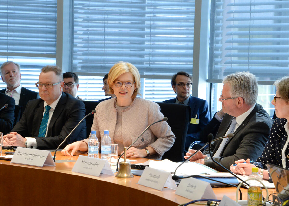 Julia Klöckner, CDU/CSU, Bundesministerin für Ernährung und Landwirtschaft, ist zu Gast beim gleichnamigen Ausschuss des Deutschen Bundestages. Alois Gerig, (re), CDU/CSU, Vorsitzender des Ausschusses, leitet die Sitzung. Links im Bild: Michael Stübgen, CDU/CSU. Gerig, Alois; Klöckner, Julia; Stübgen, Michael Julia Klöckner, CDU/CSU, Bundesministerin für Ernährung und Landwirtschaft, ist zu Gast beim gleichnamigen Ausschuss des Deutschen Bundestages. Alois Gerig, (re), CDU/CSU, Vorsitzender des Ausschusses, leitet die Sitzung. Links im Bild: Michael Stübgen, CDU/CSU.