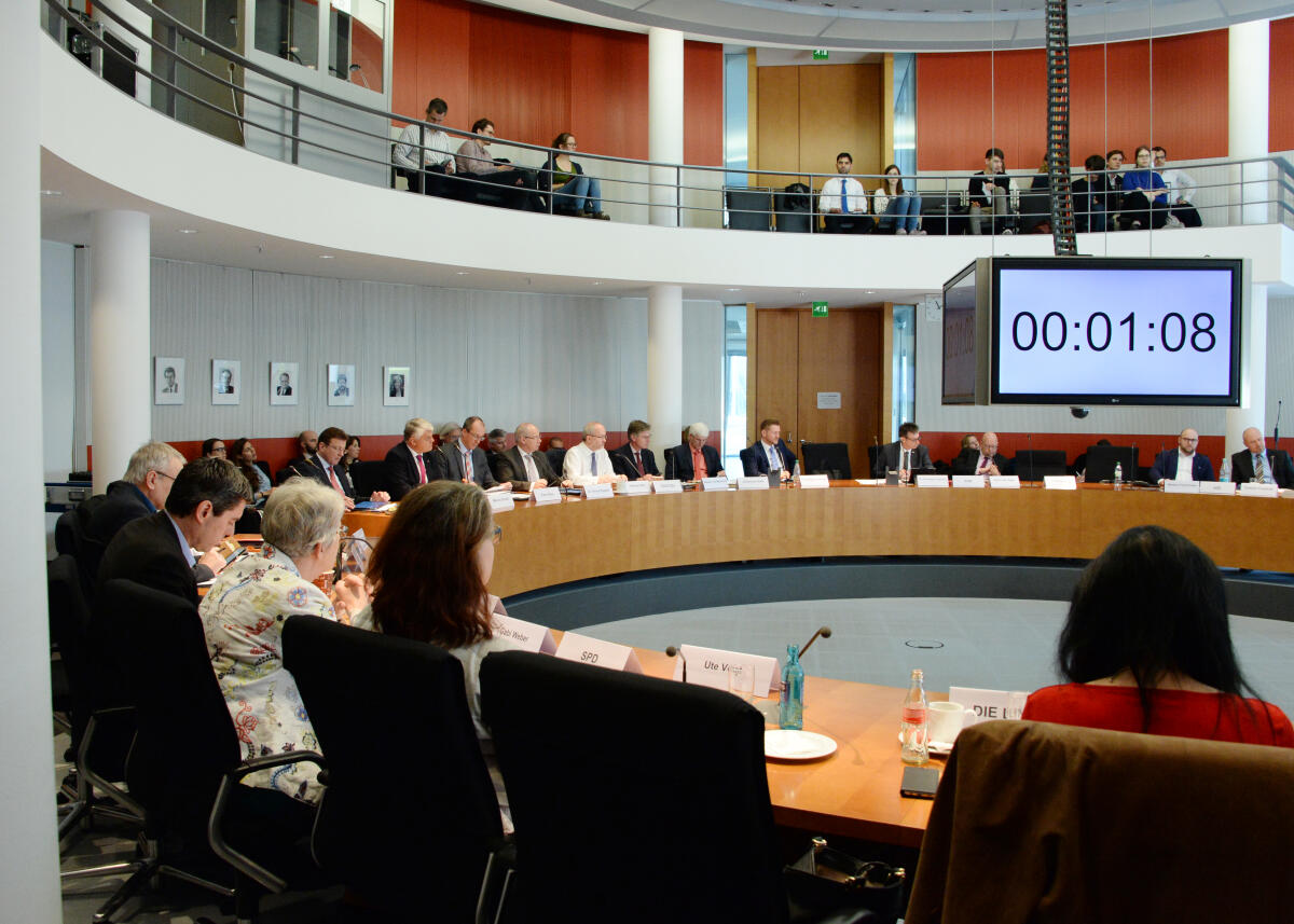 Dr. Gerd Müller, CDU/CSU, Bundesminister für wirtschaftliche Zusammenarbeit und Entwicklung, ist zu Gast beim gleichnamigen Ausschuss des Deutschen Bundestages. Dr. Peter Ramsauer, CDU/CSU, Vorsitzender des Ausschusses, leitet die Sitzung.; Übersicht. Dr. Gerd Müller, CDU/CSU, Bundesminister für wirtschaftliche Zusammenarbeit und Entwicklung, ist zu Gast beim gleichnamigen Ausschuss des Deutschen Bundestages. Dr. Peter Ramsauer, CDU/CSU, Vorsitzender des Ausschusses, leitet die Sitzung.; Übersicht.