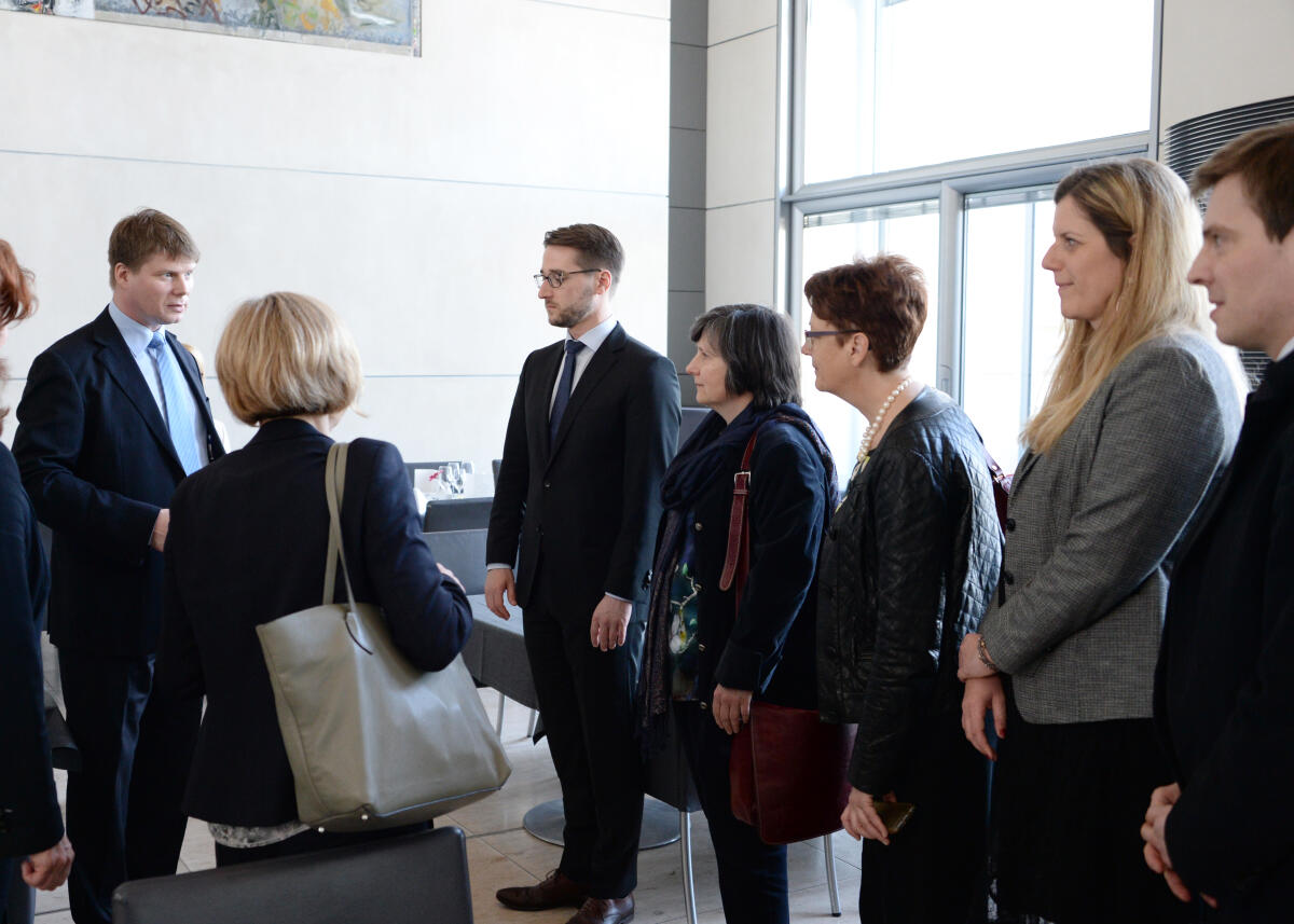 Klaus Ernst, DIE LINKE, Vorsitzender des Ausschusses des Deutschen Bundestages für Wirtschaft und Energie, empfängt im Rahmen des Gästeprogramms eine Delegation aus Belgien, zu einem Gespräch, an dem die Bundestagsabgeordneten Sandra Weeser, FDP, und Steffen Kotré, (li), AfD, teilnehmen.; Begrüßung. Kotré, Steffen Klaus Ernst, DIE LINKE, Vorsitzender des Ausschusses des Deutschen Bundestages für Wirtschaft und Energie, empfängt im Rahmen des Gästeprogramms eine Delegation aus Belgien, zu einem Gespräch, an dem die Bundestagsabgeordneten Sandra Weeser, FDP, und Steffen Kotré, (li), AfD, teilnehmen.; Begrüßung.