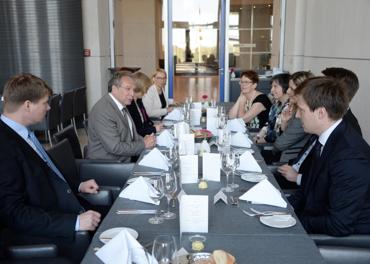 Klaus Ernst, (2.v.li), DIE LINKE, Vorsitzender des Ausschusses des Deutschen Bundestages für Wirtschaft und Energie, empfängt im Rahmen des Gästeprogramms eine Delegation aus Belgien, zu einem Gespräch, an dem die Bundestagsabgeordneten Sandra Weeser, FDP, und Steffen Kotré, (li), AfD, teilnehmen.; Übersicht. Ernst, Klaus; Kotré, Steffen Klaus Ernst, (2.v.li), DIE LINKE, Vorsitzender des Ausschusses des Deutschen Bundestages für Wirtschaft und Energie, empfängt im Rahmen des Gästeprogramms eine Delegation aus Belgien, zu einem Gespräch, an dem die Bundestagsabgeordneten Sandra Weeser, FDP, und Steffen Kotré, (li), AfD, teilnehmen.; Übersicht.