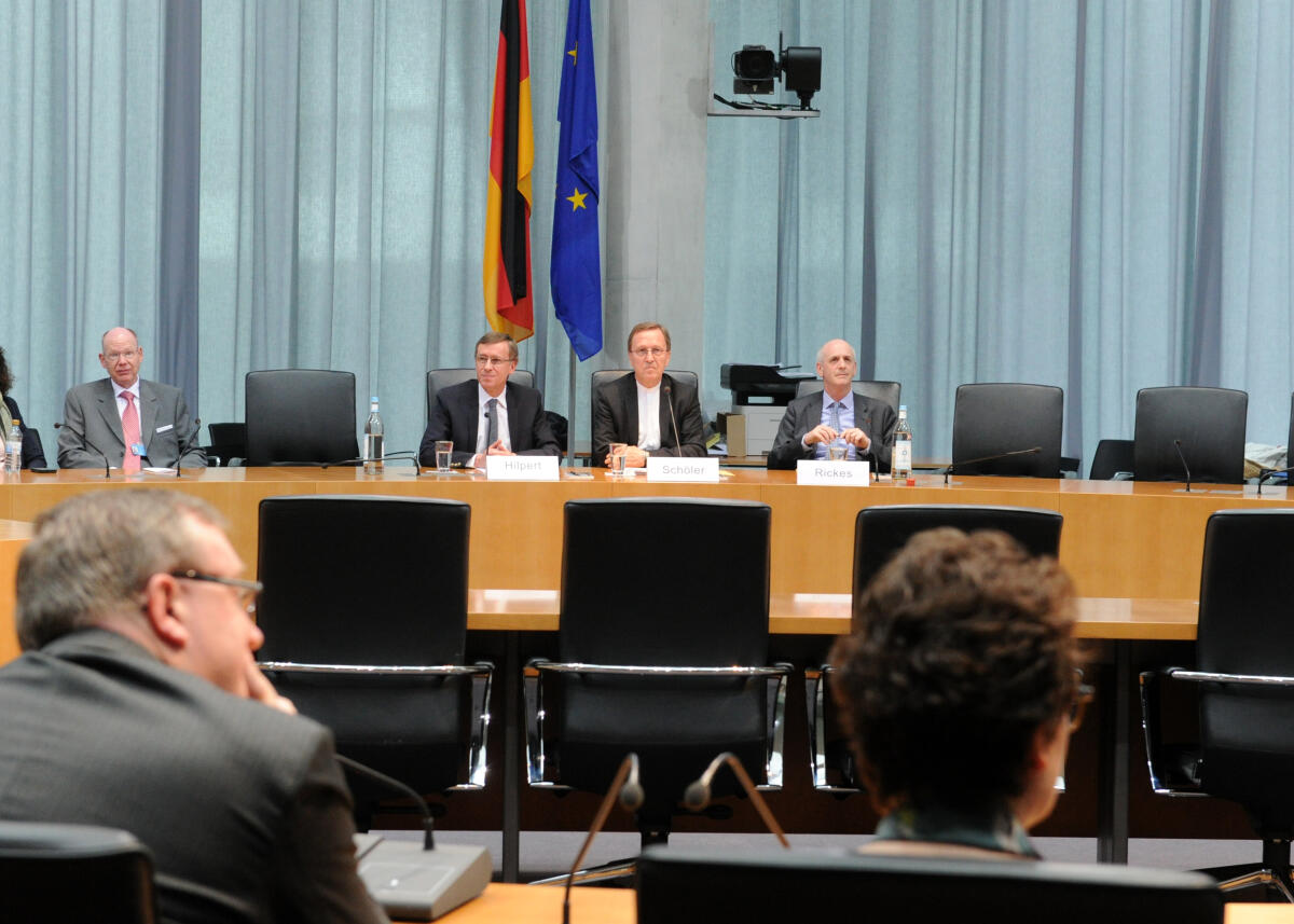 Hilpert, Hanns Günther; Schöler, Ulrich; Rickes, Hans-Joachim Dr. Hanns Günther Holpert, (li), hält im Rahmen des W-Forum einen Vortrag zum Thema "Wie funktioniert Nordkorea? Einblicke in ein unbekanntes Land und Herrschaftssystem". Prof. Dr. Ulrich Schöler (mitte), moderiert die Veranstaltung. Rechts im Bild: Prof. Dr. Hans-Joachim Rickes.; Übersicht, Fahne, Fahnen.