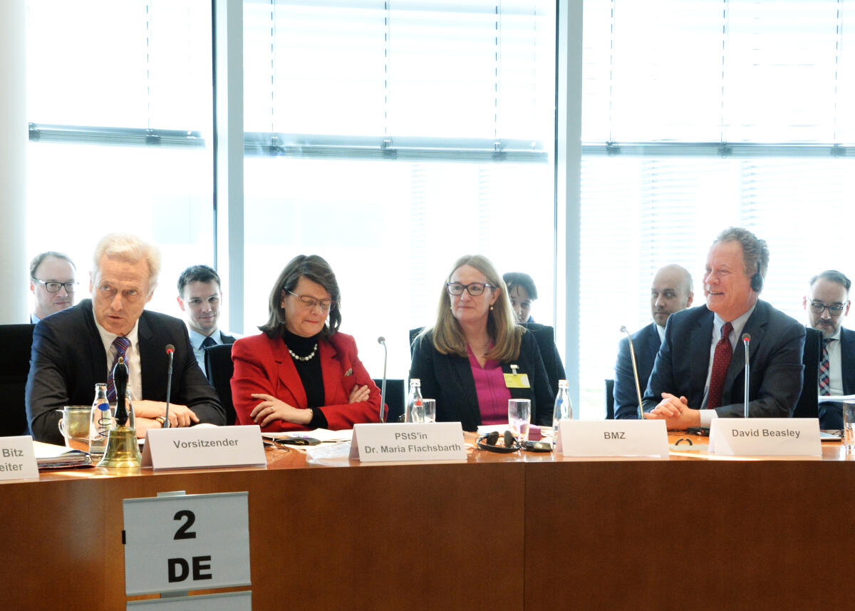Dr. Peter Ramsauer, (li), CDU/CSU, Vorsitzender des Ausschusses des Deutschen Bundestages für wirtschaftliche Zusammenarbeit und Entwicklung, begrüßt den Geschäftsführer von World Food Programme, WFP, David Beasley, (re), der an der Ausschusssitzung teilnimmt. Ramsauer, Peter; Beasley, David Dr. Peter Ramsauer, (li), CDU/CSU, Vorsitzender des Ausschusses des Deutschen Bundestages für wirtschaftliche Zusammenarbeit und Entwicklung, begrüßt den Geschäftsführer von World Food Programme, WFP, David Beasley, (re), der an der Ausschusssitzung teilnimmt.
