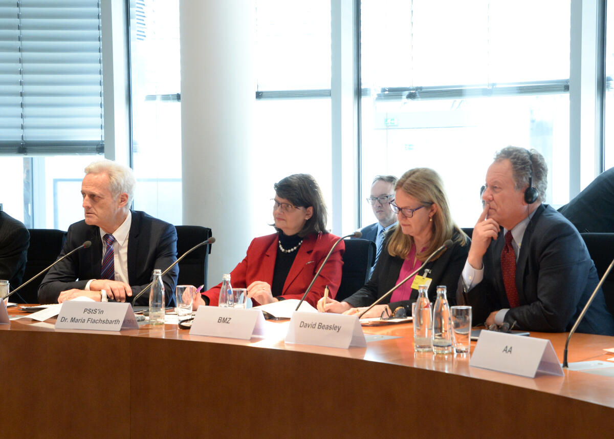 Dr. Peter Ramsauer, (li), CDU/CSU, Vorsitzender des Ausschusses des Deutschen Bundestages für wirtschaftliche Zusammenarbeit und Entwicklung, begrüßt den Geschäftsführer von World Food Programme, WFP, David Beasley, (re), der an der Ausschusssitzung teilnimmt. Ramsauer, Peter; Beasley, David Dr. Peter Ramsauer, (li), CDU/CSU, Vorsitzender des Ausschusses des Deutschen Bundestages für wirtschaftliche Zusammenarbeit und Entwicklung, begrüßt den Geschäftsführer von World Food Programme, WFP, David Beasley, (re), der an der Ausschusssitzung teilnimmt.