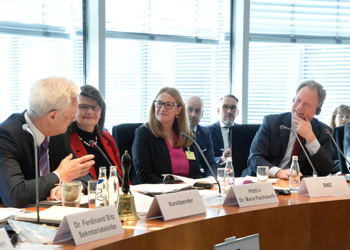 Dr. Peter Ramsauer, (li), CDU/CSU, Vorsitzender des Ausschusses des Deutschen Bundestages für wirtschaftliche Zusammenarbeit und Entwicklung, begrüßt den Geschäftsführer von World Food Programme, WFP, David Beasley, (re), der an der Ausschusssitzung teilnimmt. Ramsauer, Peter; Beasley, David Dr. Peter Ramsauer, (li), CDU/CSU, Vorsitzender des Ausschusses des Deutschen Bundestages für wirtschaftliche Zusammenarbeit und Entwicklung, begrüßt den Geschäftsführer von World Food Programme, WFP, David Beasley, (re), der an der Ausschusssitzung teilnimmt.