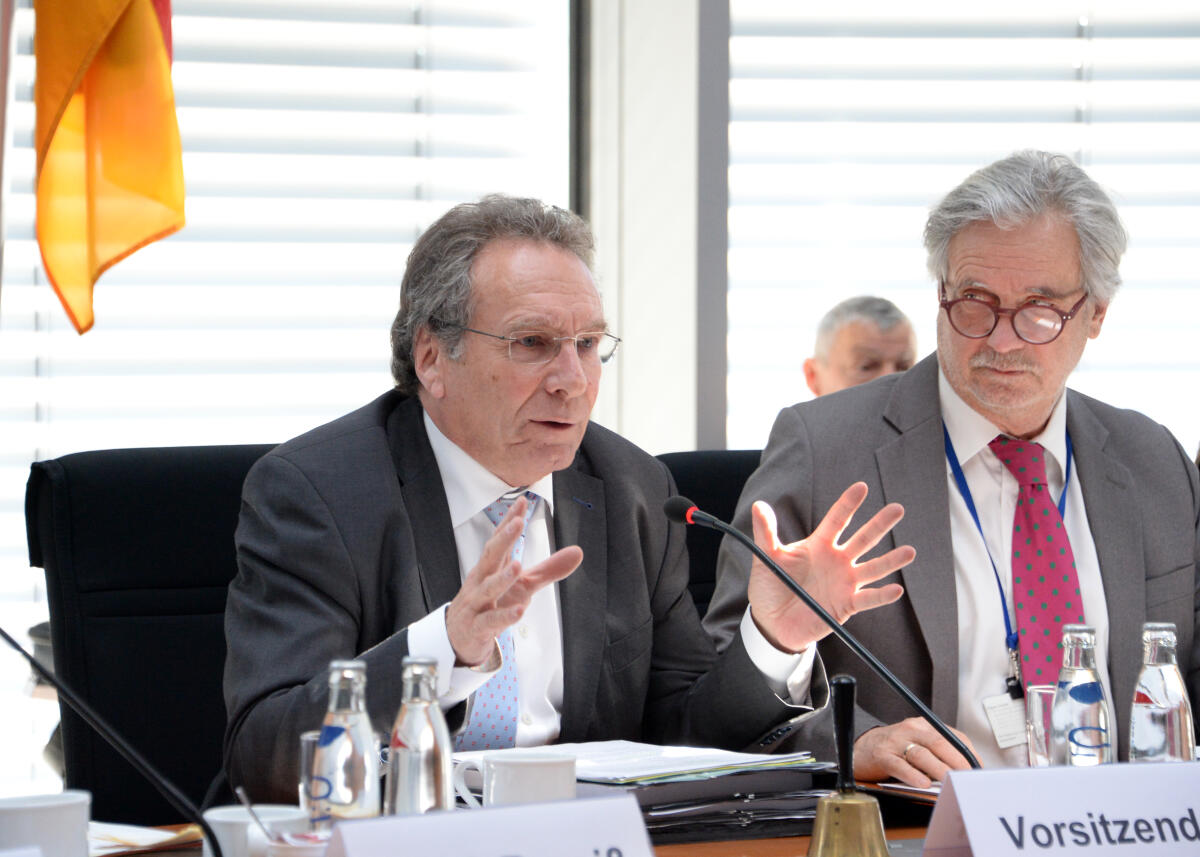 Klaus Ernst, (hier im Bild), DIE LINKE, Vorsitzender des Ausschusses des Deutschen Bundestages für Wirtschaft und Energie, leitet eine Ausschussitzung, an der die Sachverständigen Prof. Dr. Isabel Schnabel, Prof. Christoph M. Schmidt, und Prof. Dr. Peter Bofinger, teilnehmen.; Geste, Gestik. Ernst, Klaus Klaus Ernst, (hier im Bild), DIE LINKE, Vorsitzender des Ausschusses des Deutschen Bundestages für Wirtschaft und Energie, leitet eine Ausschussitzung, an der die Sachverständigen Prof. Dr. Isabel Schnabel, Prof. Christoph M. Schmidt, und Prof. Dr. Peter Bofinger, teilnehmen.; Geste, Gestik.