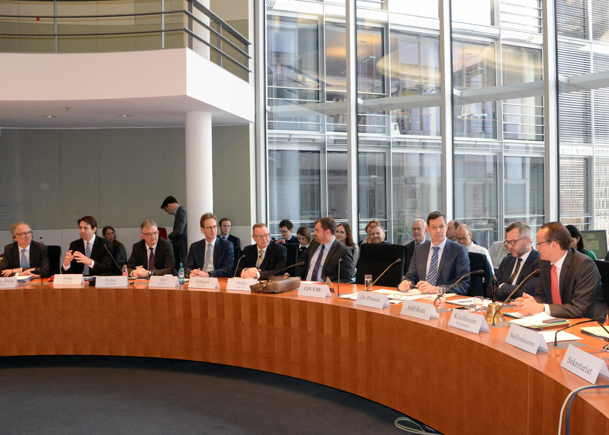 Gunther Krichbaum, (re), CDU/CSU, Vorsitzender des Ausschusses des Deutschen Bundestags für die Angelegenheiten der Europäischen Union, verabschiedet das langjährige Mitglied des Ausschusses, Michael Stübgen, (5.v.re), CDU/CSU, der andere Aufgaben übernimmt.; Übersicht. Krichbaum, Gunther; Stübgen, Michael Gunther Krichbaum, (re), CDU/CSU, Vorsitzender des Ausschusses des Deutschen Bundestags für die Angelegenheiten der Europäischen Union, verabschiedet das langjährige Mitglied des Ausschusses, Michael Stübgen, (5.v.re), CDU/CSU, der andere Aufgaben übernimmt.; Übersicht.