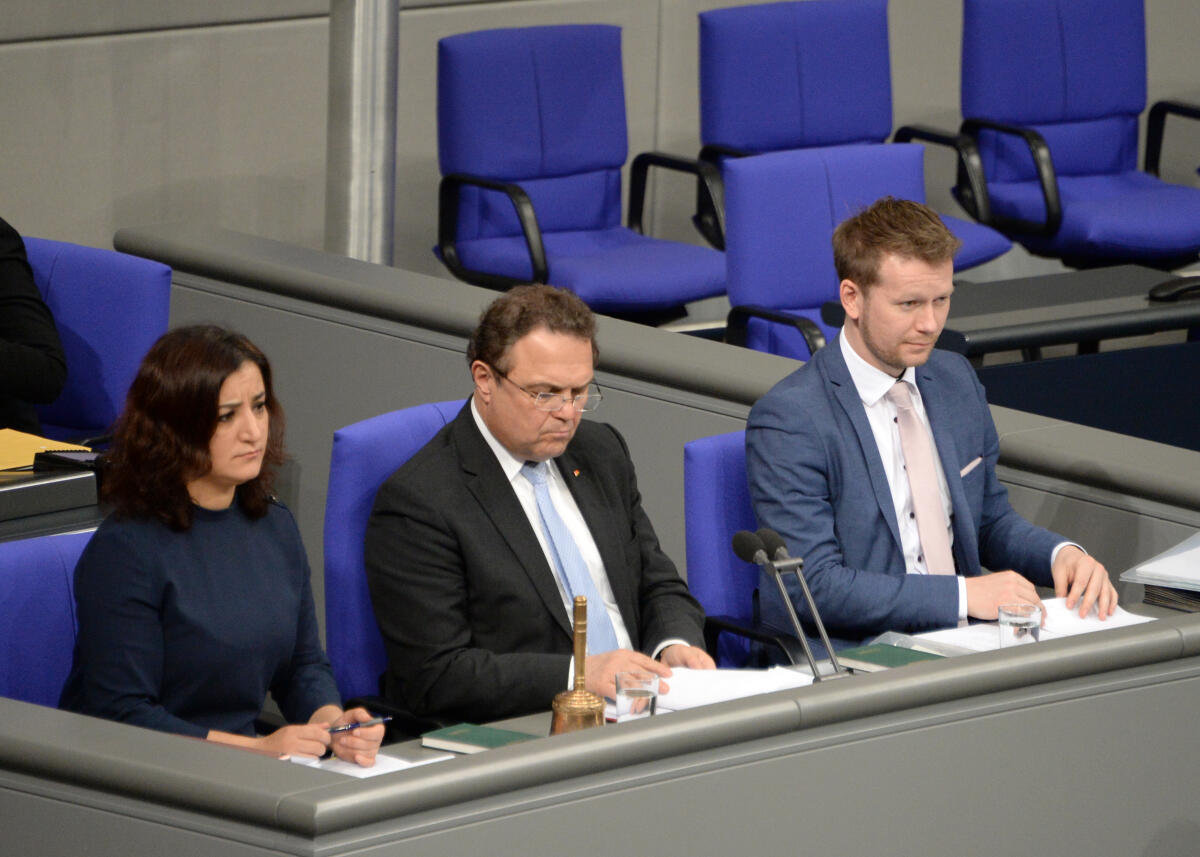 Bernstiel, Christoph; Akbulut, Gökay; Friedrich, Hans-Peter Schriftführer: Christoph Bernstiel, (re), CDU/CSU, Gökay Akbulut, (li), DIE LINKE, Vorsitz: Bundestagsvizepräsident Dr. Hans-Peter Friedrich, CDU/CSU. 23. Sitzung Deutscher Bundestag.