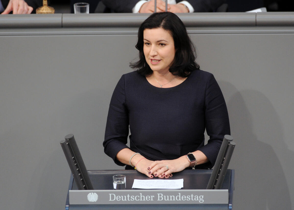 Bär, Dorothee Dorothee Bär, CDU/CSU, Bundestagsabgeordnete, Abgeordnete, Mitglied Deutscher Bundestag, MdB, Rede, 22. Sitzung, Top 3, Thema: Regierungserklärung durch die Bundeskanzlerin und anschließende Generalaussprache einschließlich Kultur und Digitales.; Rednerpult.