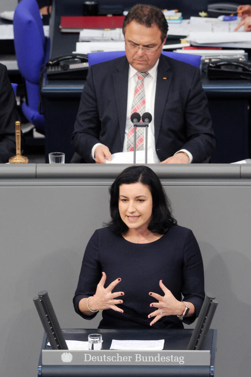 Bär, Dorothee; Friedrich, Hans-Peter Dorothee Bär, CDU/CSU, Bundestagsabgeordnete, Abgeordnete, Mitglied Deutscher Bundestag, MdB, Rede, 22. Sitzung, Top 3, Thema: Regierungserklärung durch die Bundeskanzlerin und anschließende Generalaussprache einschließlich Kultur und Digitales, Vorsitz: Bundestagsvizepräsident Dr. Hans-Peter Friedrich, CDU/CSU.; Rednerpult.
