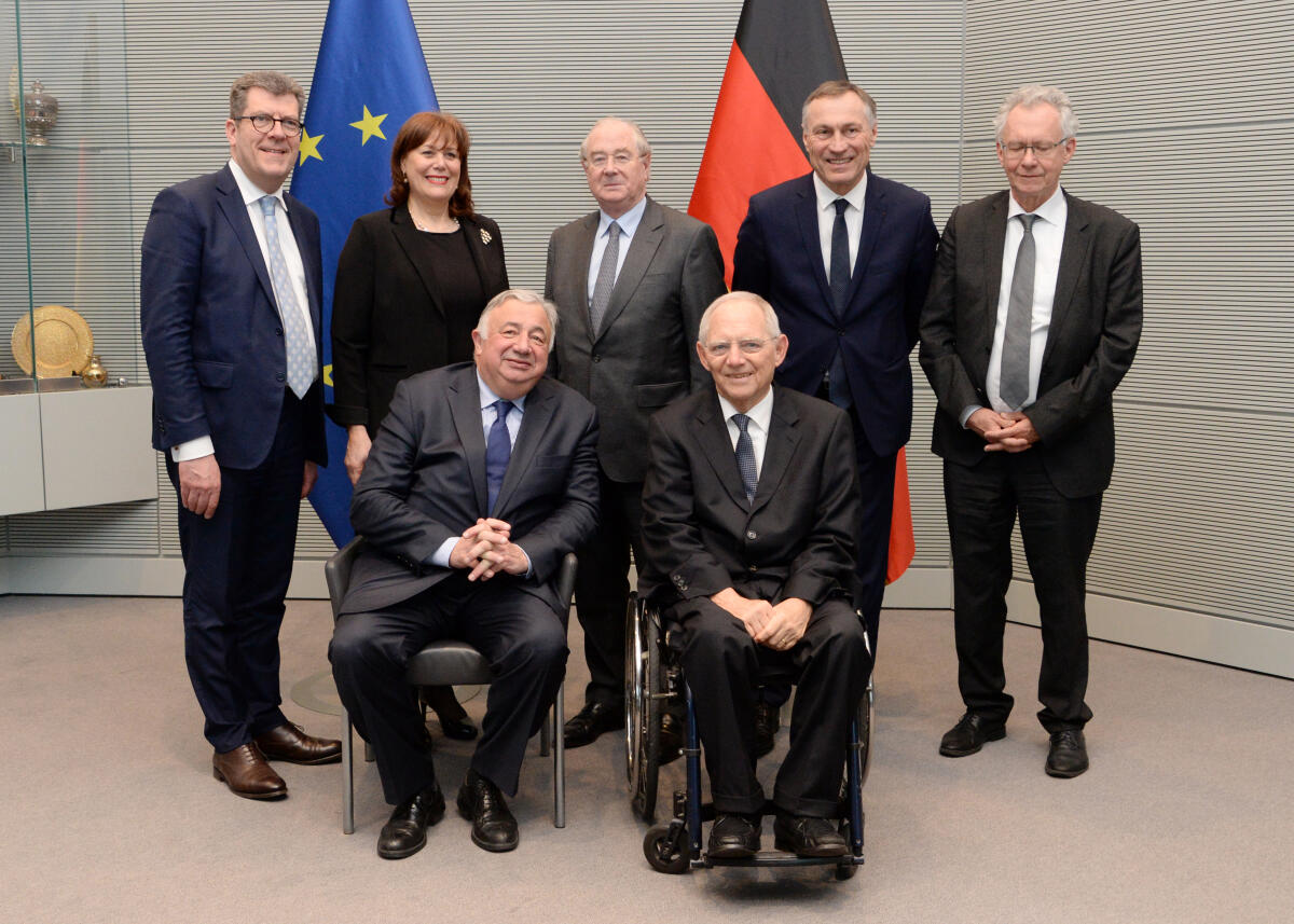 Bundestagspräsident Dr. Wolfgang Schäuble, (sitzend re), CDU/CSU, empfängt den Präsidenten des Senats der Republik Frankreich, S. E. Gérard Larcher, (sitzend li), und Delegation weiterer Mitglieder des Senats, zu einem Gespräch.; Fahne, Fahnen, Gruppenfoto. Schäuble, Wolfgang; Larcher, Gérard Bundestagspräsident Dr. Wolfgang Schäuble, (sitzend re), CDU/CSU, empfängt den Präsidenten des Senats der Republik Frankreich, S. E. Gérard Larcher, (sitzend li), und Delegation weiterer Mitglieder des Senats, zu einem Gespräch.; Fahne, Fahnen, Gruppenfoto.