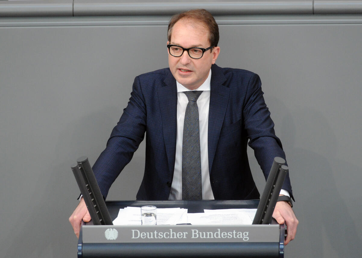 Dobrindt, Alexander Alexander Dobrindt, CDU/CSU, Bundestagsabgeordneter, Abgeordneter, Mitglied Deutscher Bundestag, MdB, Rede, 22. Sitzung, Top 3, Thema: Regierungserklärung durch die Bundeskanzlerin und anschließende Generalaussprache einschließlich Kultur und Digitales.; Rednerpult.