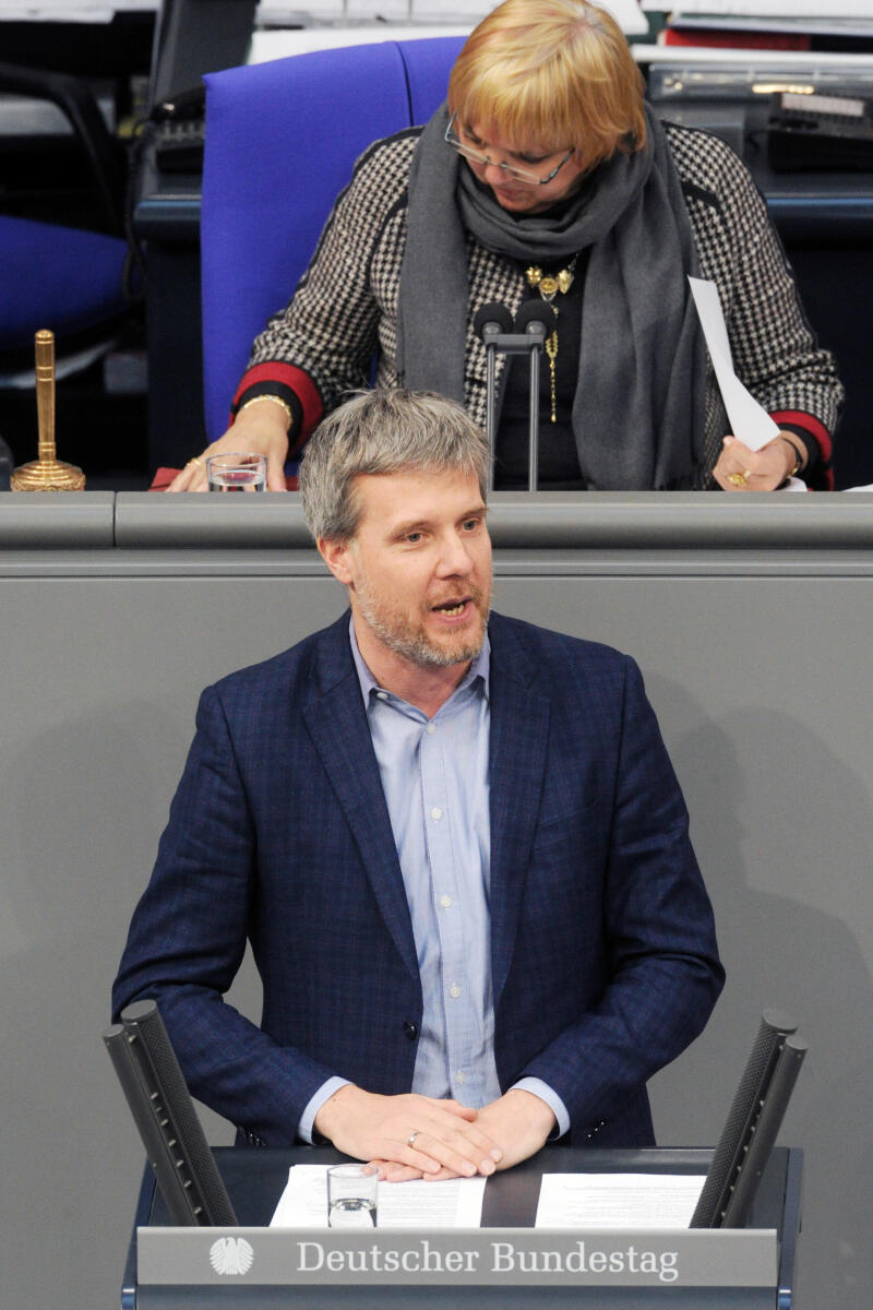 Janecek, Dieter; Roth, Claudia Dieter Janecek, Bündnis 90/Die Grünen, Bundestagsabgeordneter, Abgeordneter, Mitglied Deutscher Bundestag, MdB, Rede, 22. Sitzung, Top 3, Thema: Regierungserklärung durch die Bundeskanzlerin und anschließende Generalaussprache einschließlich Kultur und Digitales, Vorsitz: Bundestagsvizepräsidentin Claudia Roth, Bündnis 90/Die Grünen.; Rednerpult.