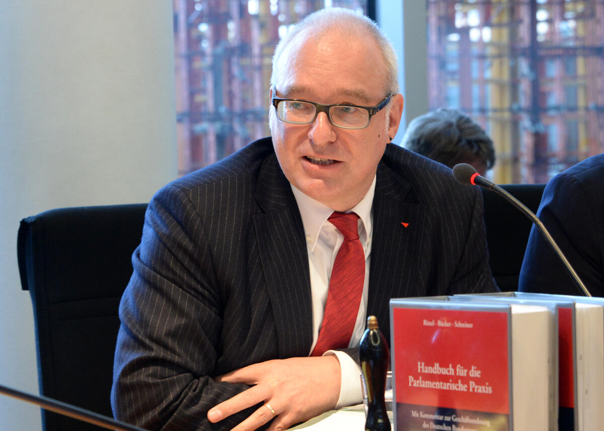 Vorsitzwechsel beim Ausschuss des Deutschen Bundestags für Arbeit und Soziales: Kerstin Griese, SPD, wechselt als Parlamentarische Staatssekretärin ins Ministerium, Matthias Bartke, SPD, übernimmt den Vorsitz. Matthias W. Birkwald, (hier im Bild), DIE LINKE, leitet die Sitzung. Birkwald, Matthias W. Vorsitzwechsel beim Ausschuss des Deutschen Bundestags für Arbeit und Soziales: Kerstin Griese, SPD, wechselt als Parlamentarische Staatssekretärin ins Ministerium, Matthias Bartke, SPD, übernimmt den Vorsitz. Matthias W. Birkwald, (hier im Bild), DIE LINKE, leitet die Sitzung.