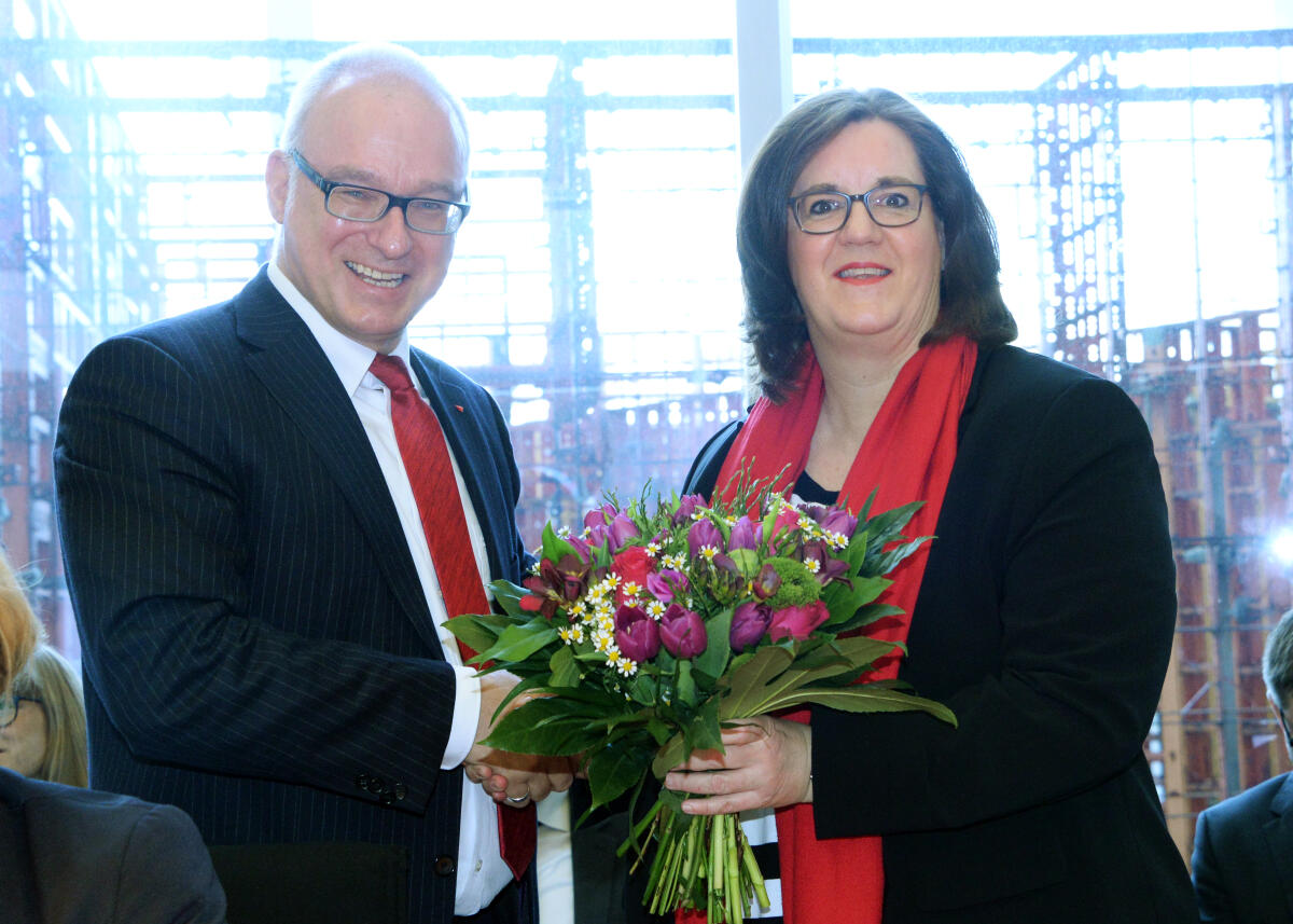 Griese, Kerstin; Birkwald, Matthias W. Vorsitzwechsel beim Ausschuss des Deutschen Bundestags für Arbeit und Soziales: Kerstin Griese, SPD, wechselt als Parlamentarische Staatssekretärin ins Ministerium, Matthias Bartke, SPD, übernimmt den Vorsitz. Matthias W. Birkwald, (li), DIE LINKE, leitet die Sitzung, überreicht der bisherigen Vorsitzenden Blumen zum Abschied.