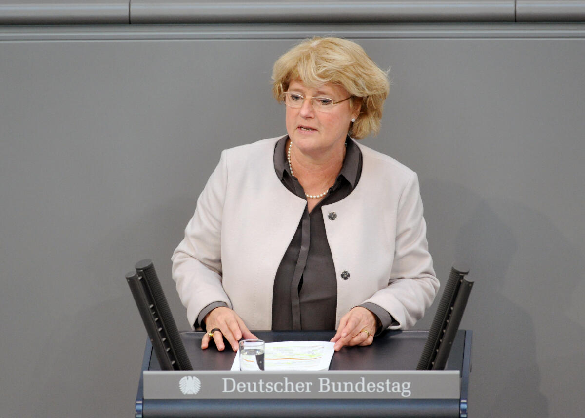 Grütters, Monika Prof. Dr. Monika Grütters, CDU/CSU, Bundestagsabgeordnete, Abgeordnete, Mitglied Deutscher Bundestag, MdB, Rede, 22. Sitzung, Top 3, Thema: Regierungserklärung durch die Bundeskanzlerin und anschließende Generalaussprache einschließlich Kultur und Digitales.; Rednerpult.