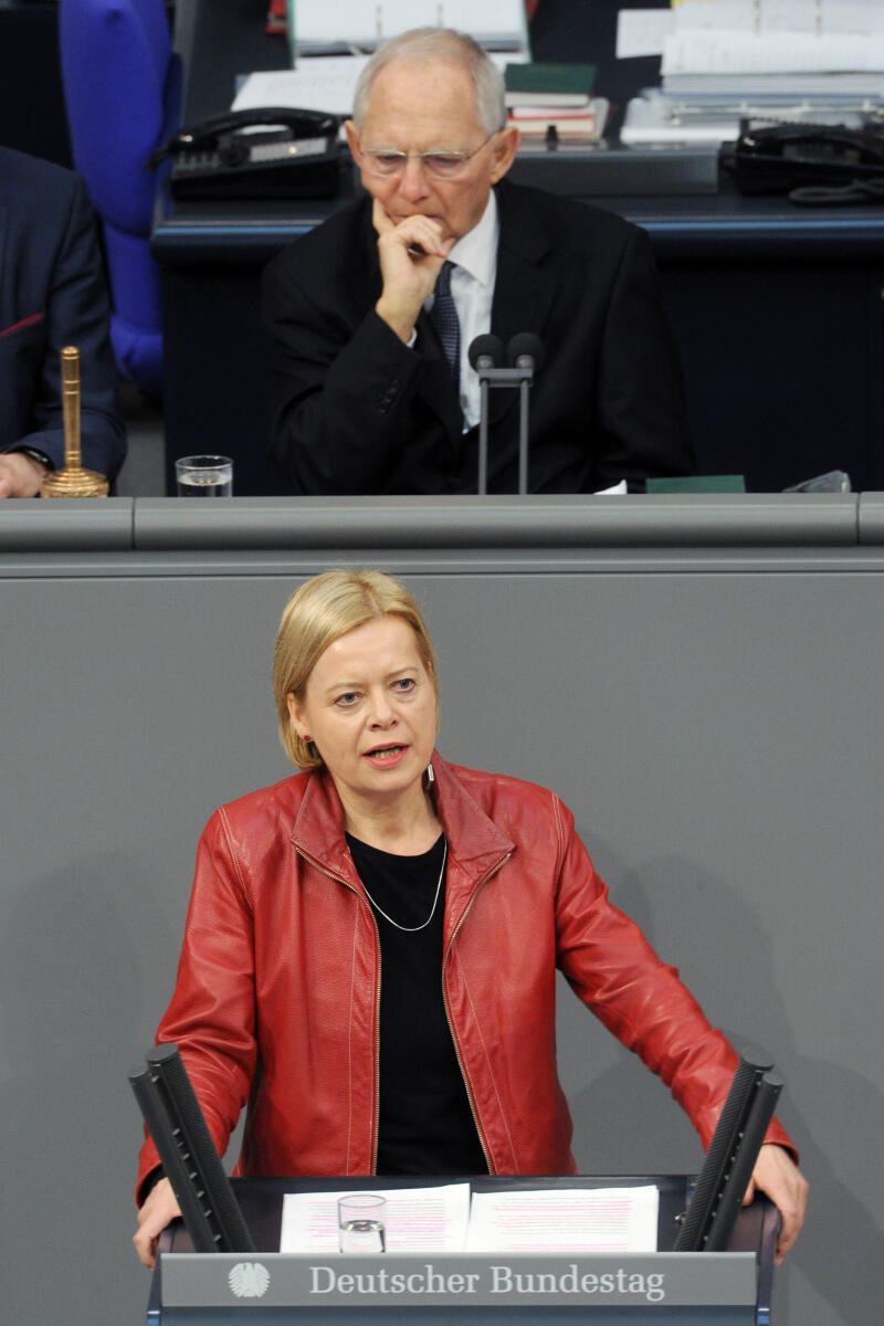 Dr. Gesine Lötzsch, DIE LINKE, Bundestagsabgeordnete, Abgeordnete, Mitglied Deutscher Bundestag, MdB, Rede, 23. Sitzung, Top 3, Thema: Finanzen und Haushalt, Vorsitz: Bundestagspräsident Dr. Wolfgang Schäuble, CDU/CSU.; Rednerpult. Lötzsch, Gesine; Schäuble, Wolfgang Dr. Gesine Lötzsch, DIE LINKE, Bundestagsabgeordnete, Abgeordnete, Mitglied Deutscher Bundestag, MdB, Rede, 23. Sitzung, Top 3, Thema: Finanzen und Haushalt, Vorsitz: Bundestagspräsident Dr. Wolfgang Schäuble, CDU/CSU.; Rednerpult.