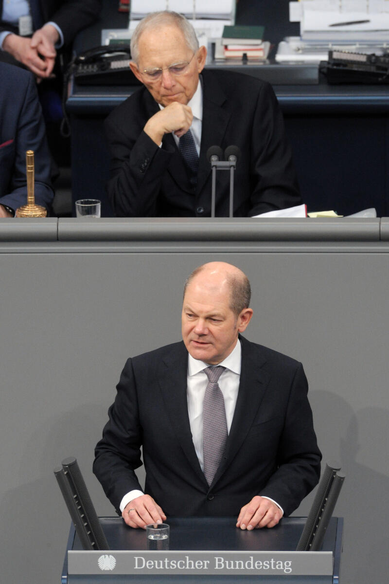 Scholz, Olaf; Schäuble, Wolfgang Olaf Scholz, BMin., SPD, Rede, 23. Sitzung, Top 3, Thema: Finanzen und Haushalt, Vorsitz: Bundestagspräsident Dr. Wolfgang Schäuble, CDU/CSU.; Rednerpult.