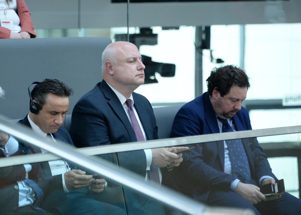 Tsereteli, George Unterzeichnung des Memorandums zu organisatorischen Fragen über die Durchführung der 27. Jahrestagung der Parlamentarischen Versammlung der OSZE (OSCE) im Juli 2018 in Berlin. Bundestagspräsident Dr. Wolfgang Schäuble, CDU/CSU, und der Präsident der Parlamentarischen Versammlung der OSZE, S. E. George Tsereteli, (hier als Gast auf der Ehrentribüne des Plenarsaals), unterzeichnen die Verträge.